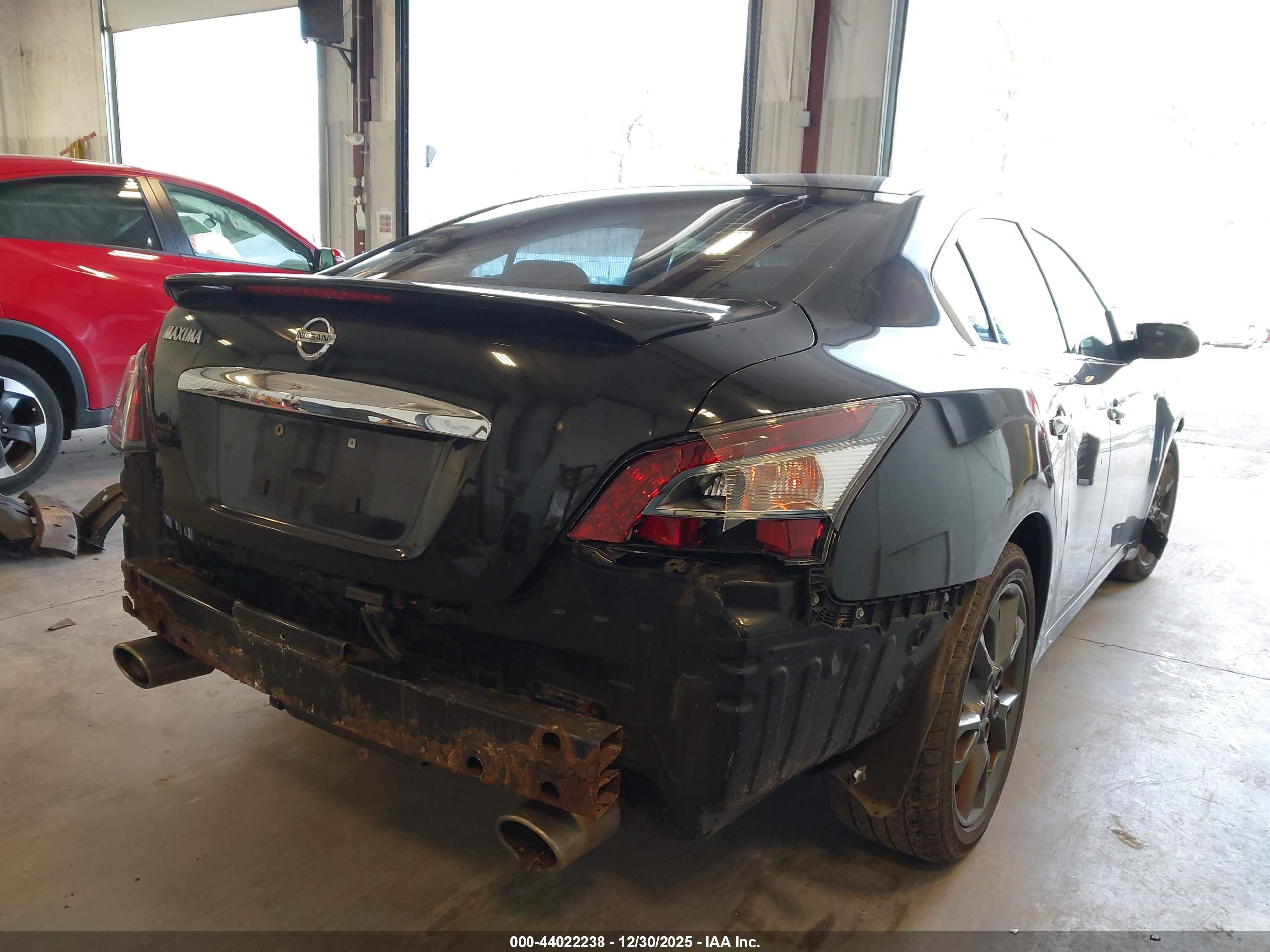 NISSAN MAXIMA image 4
