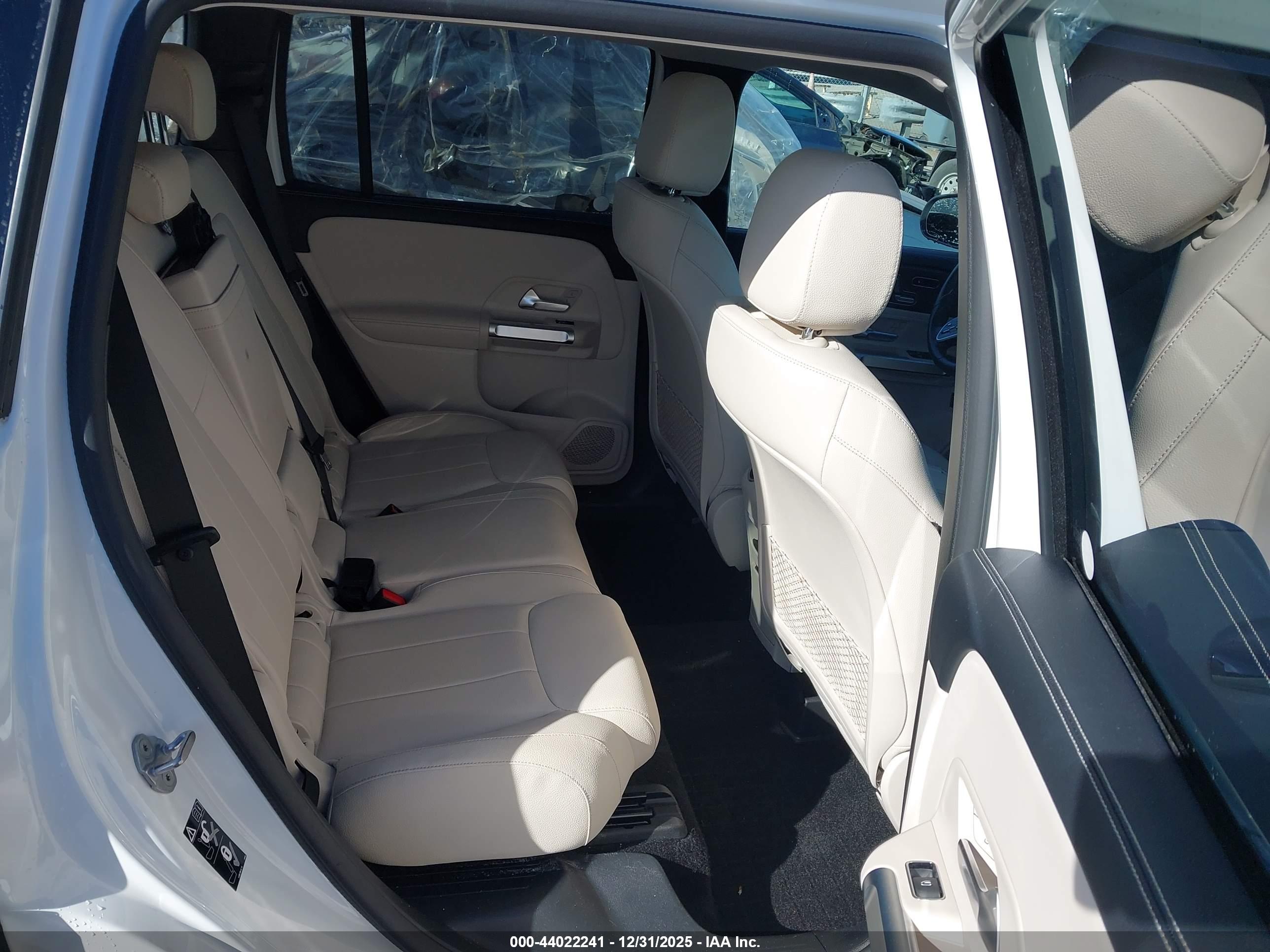 MERCEDES-BENZ GLB image 8