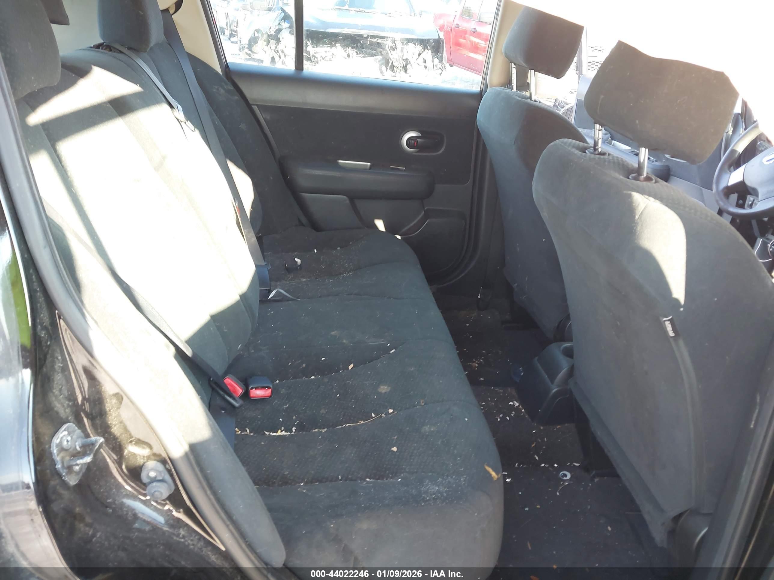 NISSAN VERSA image 8