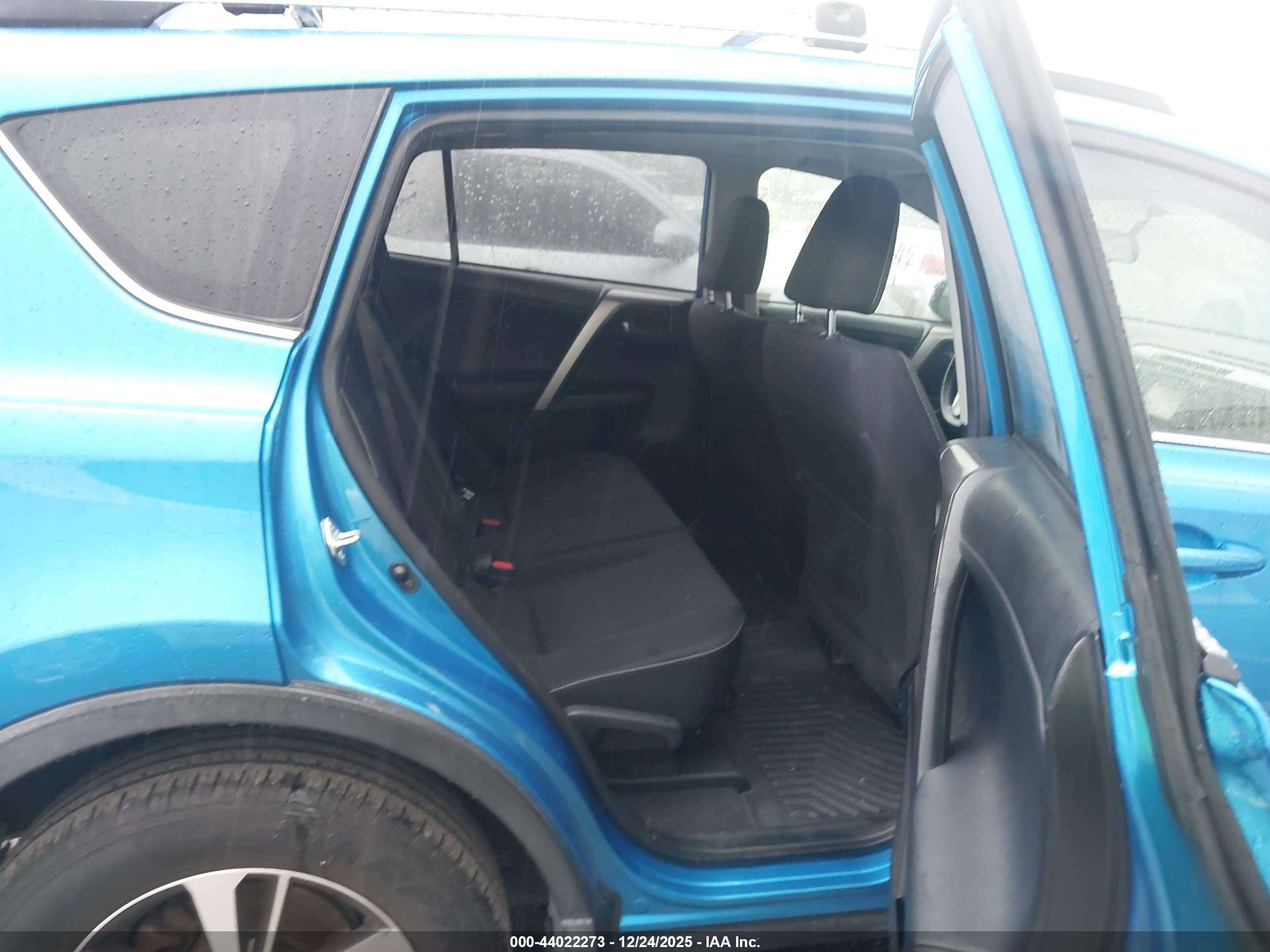 TOYOTA RAV4 image 8
