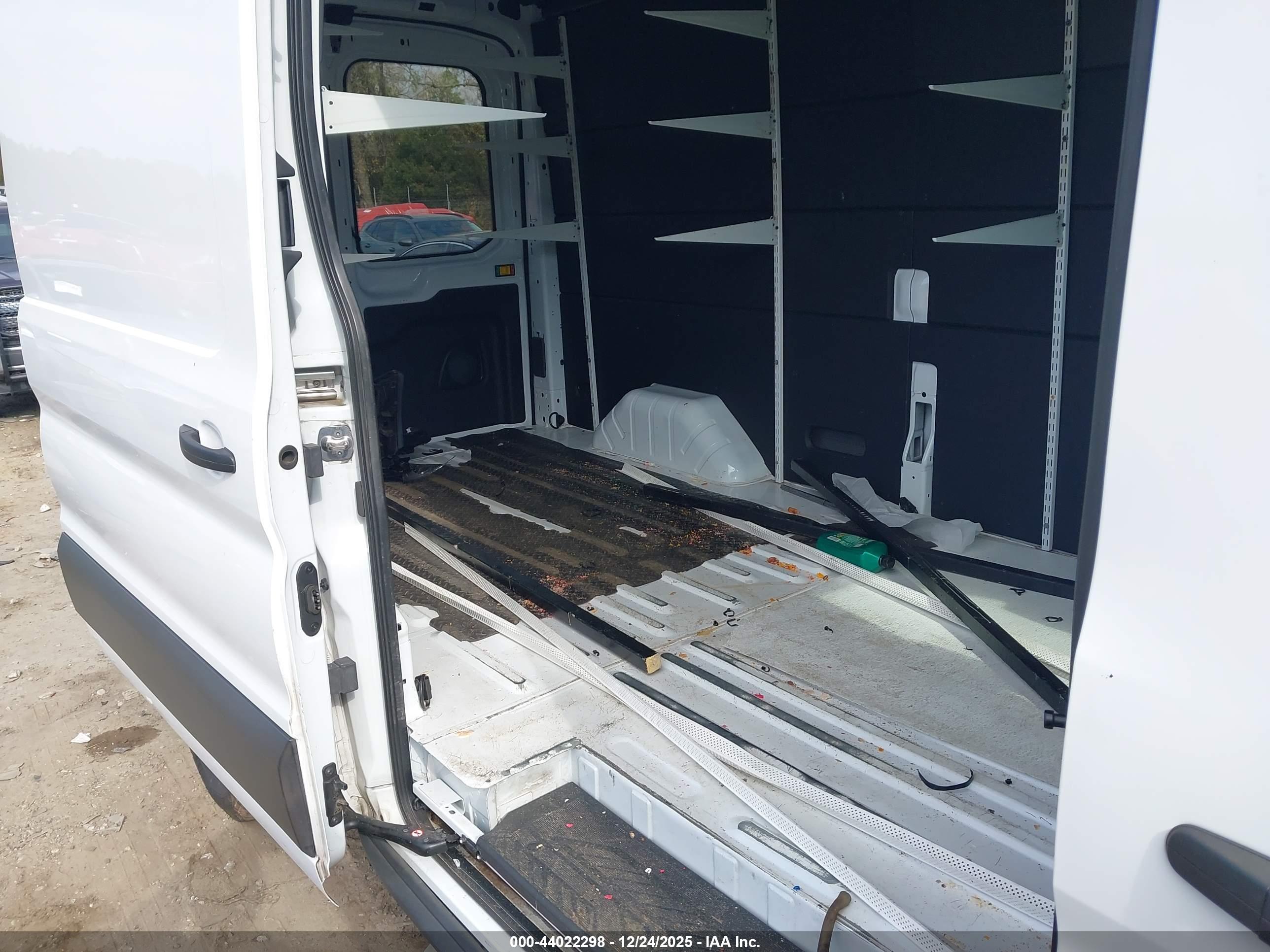 FORD TRANSIT-250 image 8