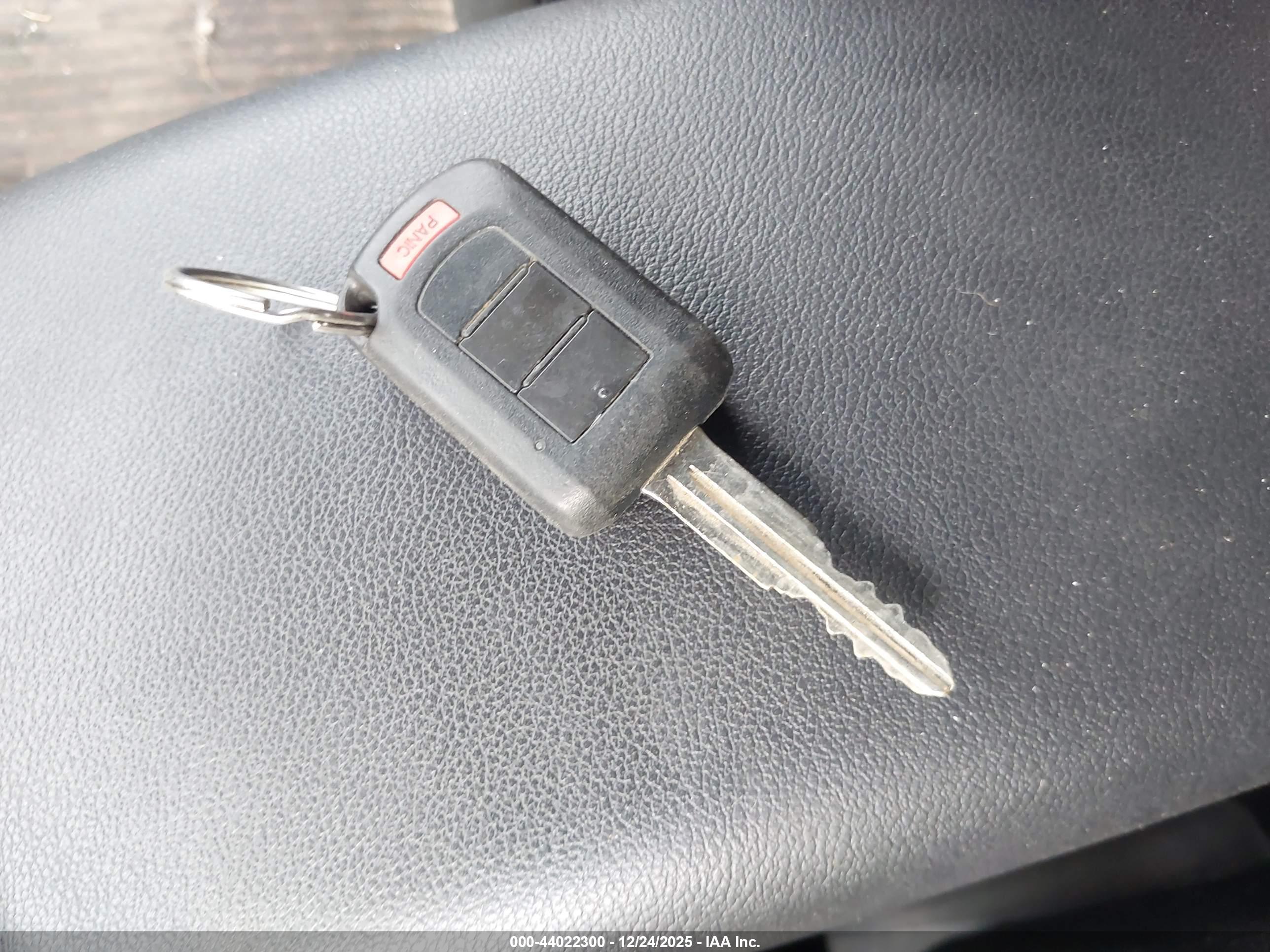 MITSUBISHI OUTLANDER image 11