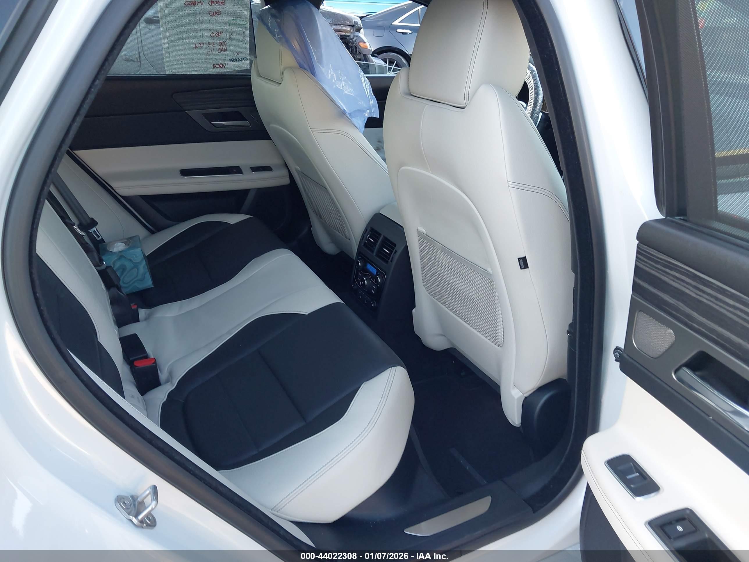 JAGUAR XF image 8