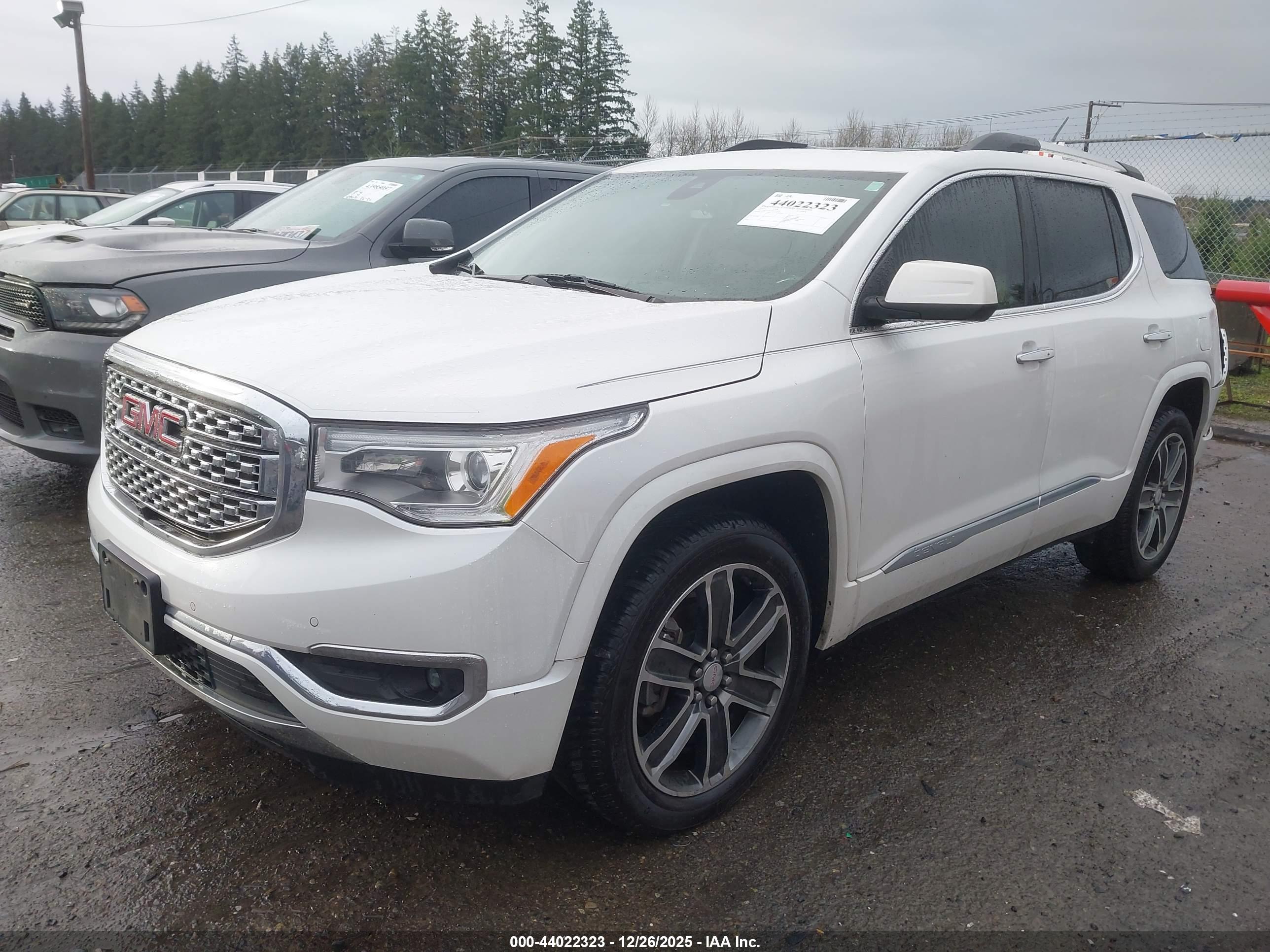 GMC ACADIA image 2