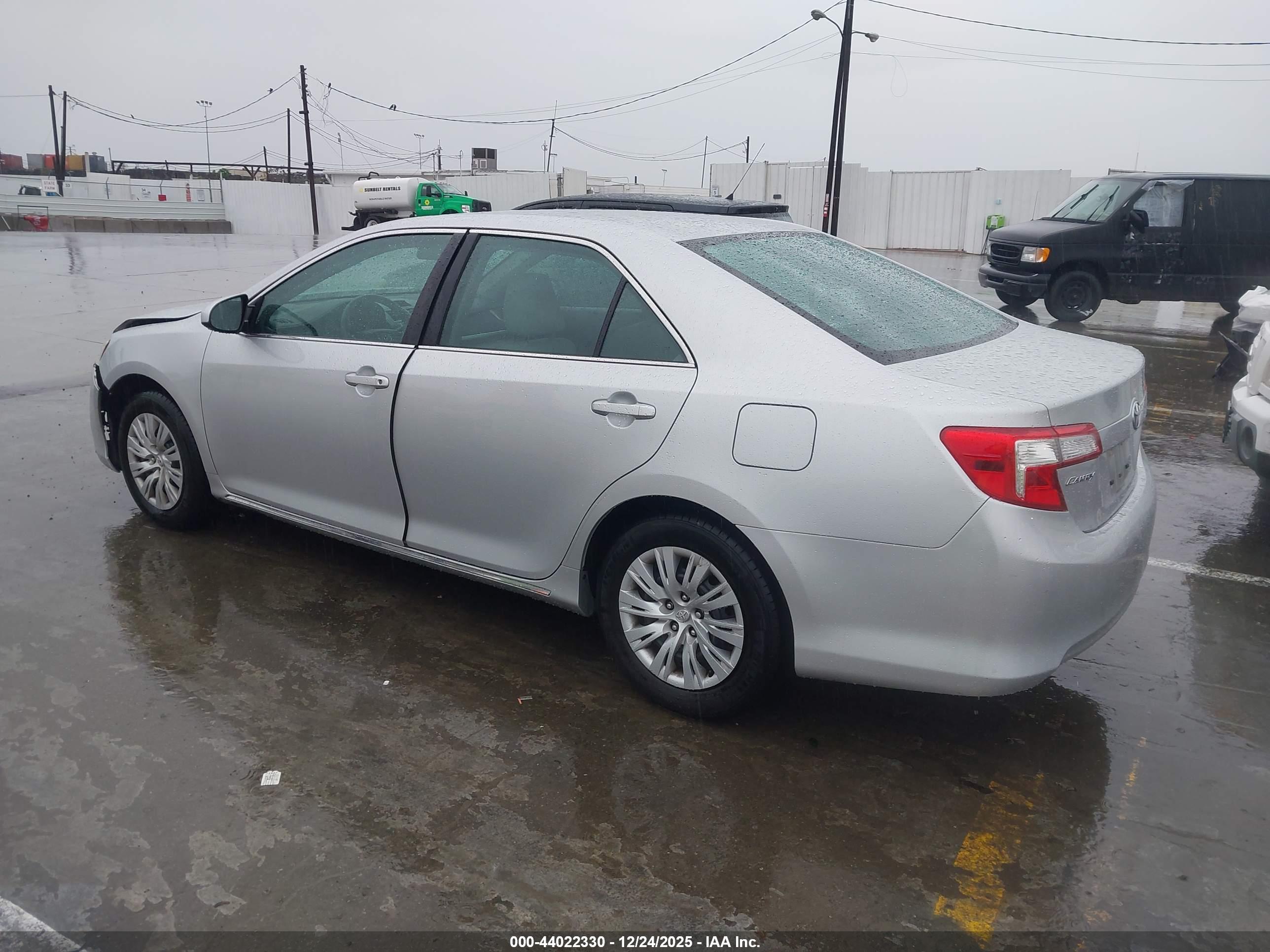 TOYOTA CAMRY image 3