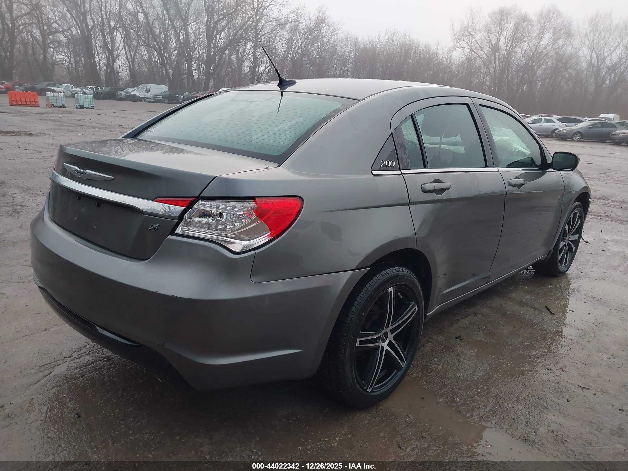 CHRYSLER 200 image 4