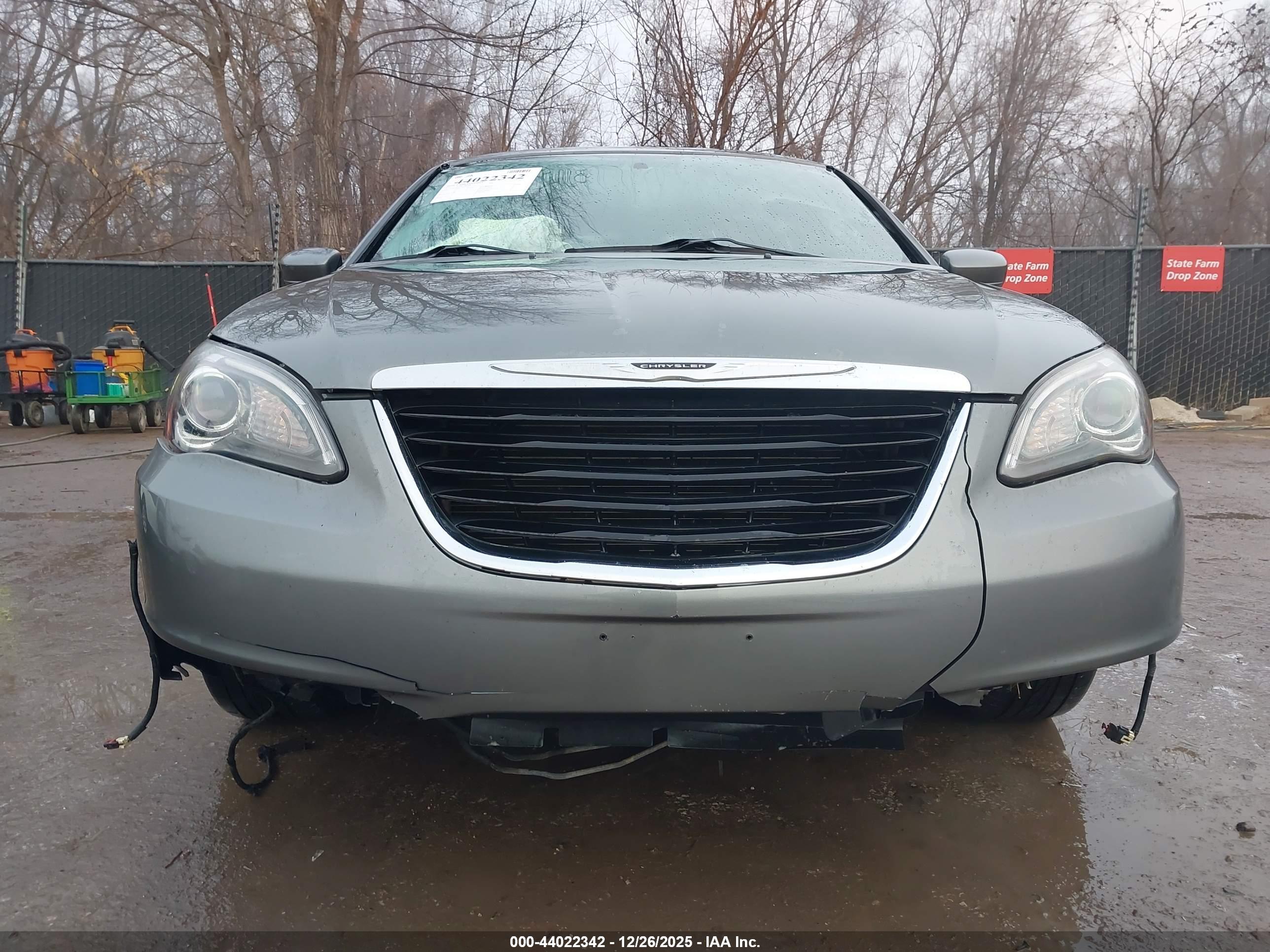 CHRYSLER 200 image 6