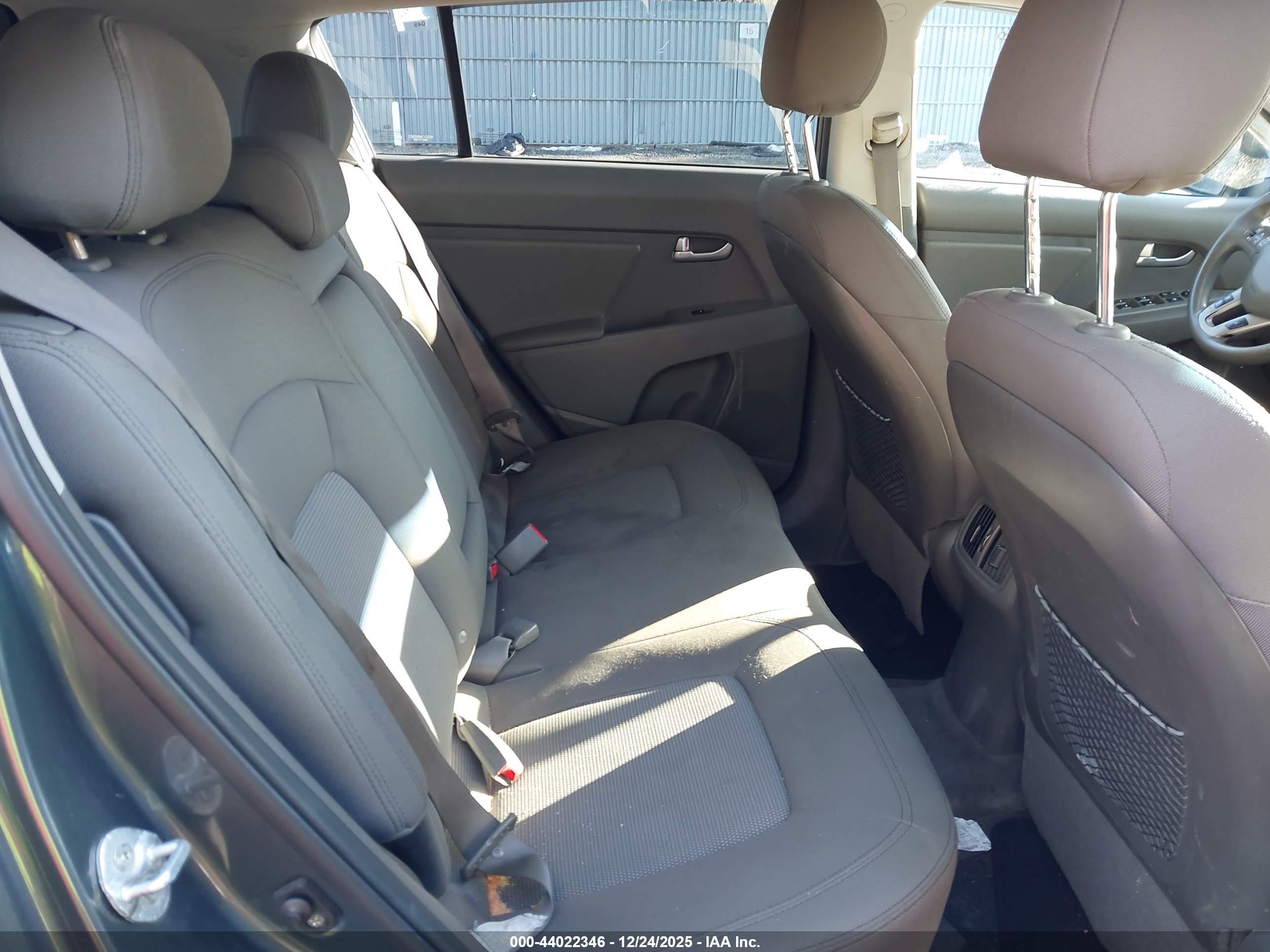 KIA SPORTAGE image 8