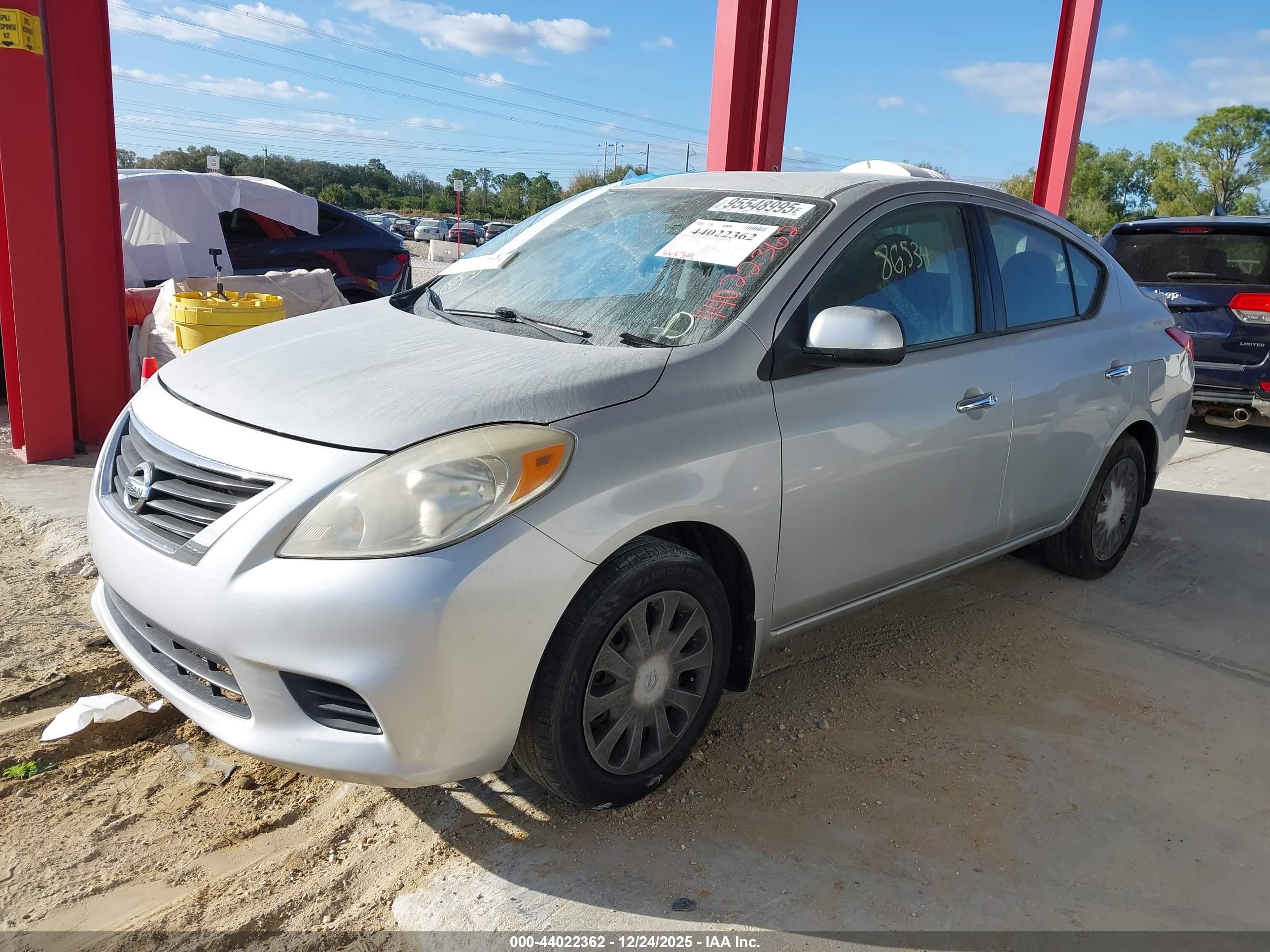 NISSAN VERSA image 2