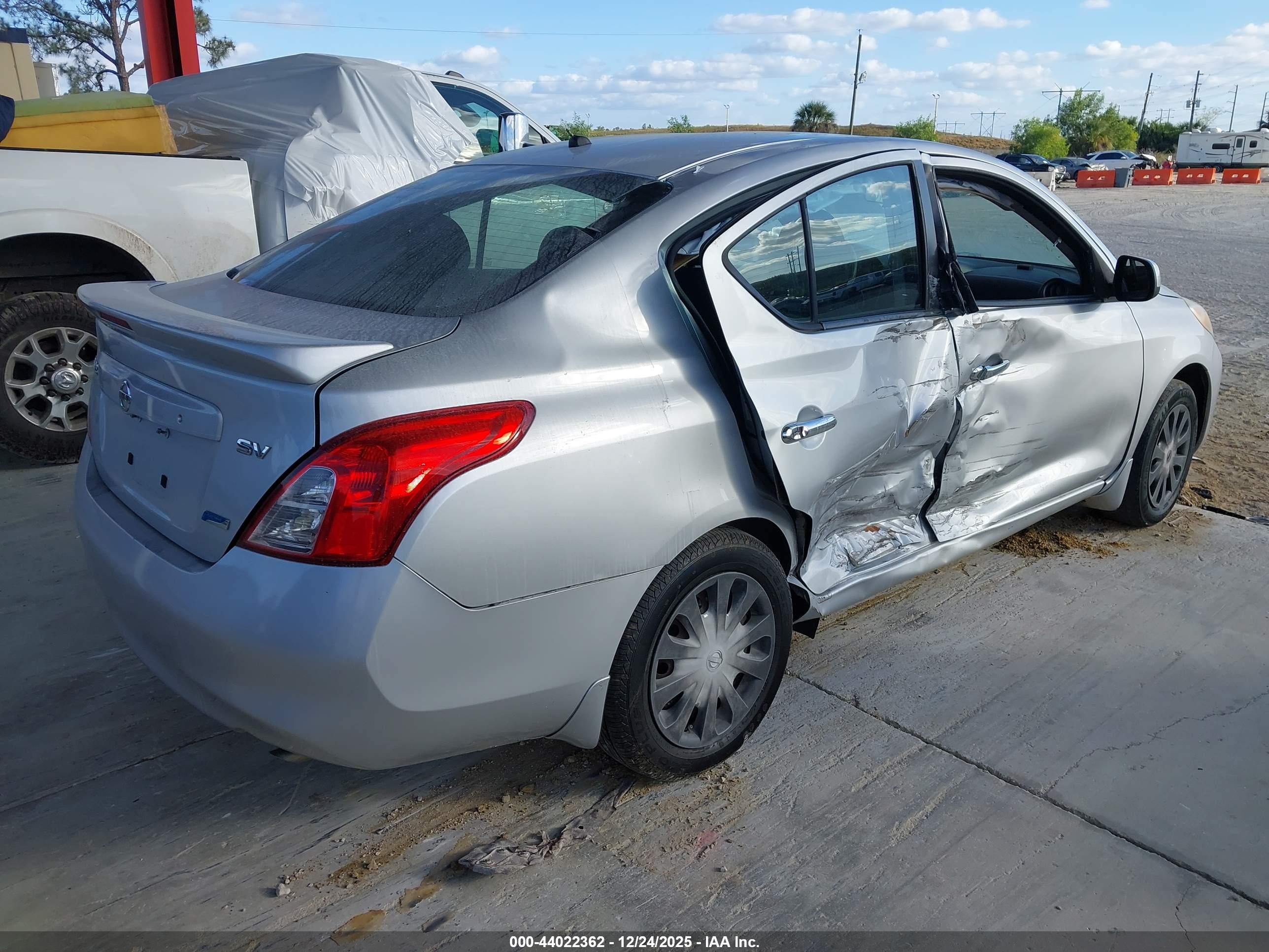 NISSAN VERSA image 4
