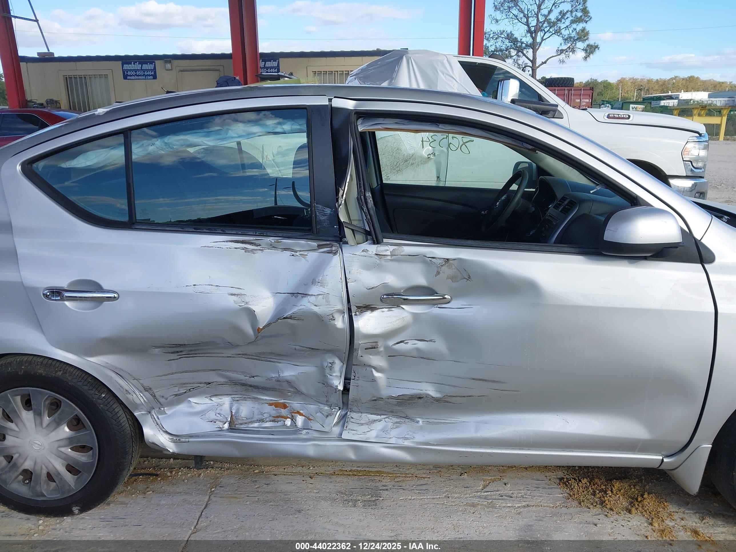 NISSAN VERSA image 6