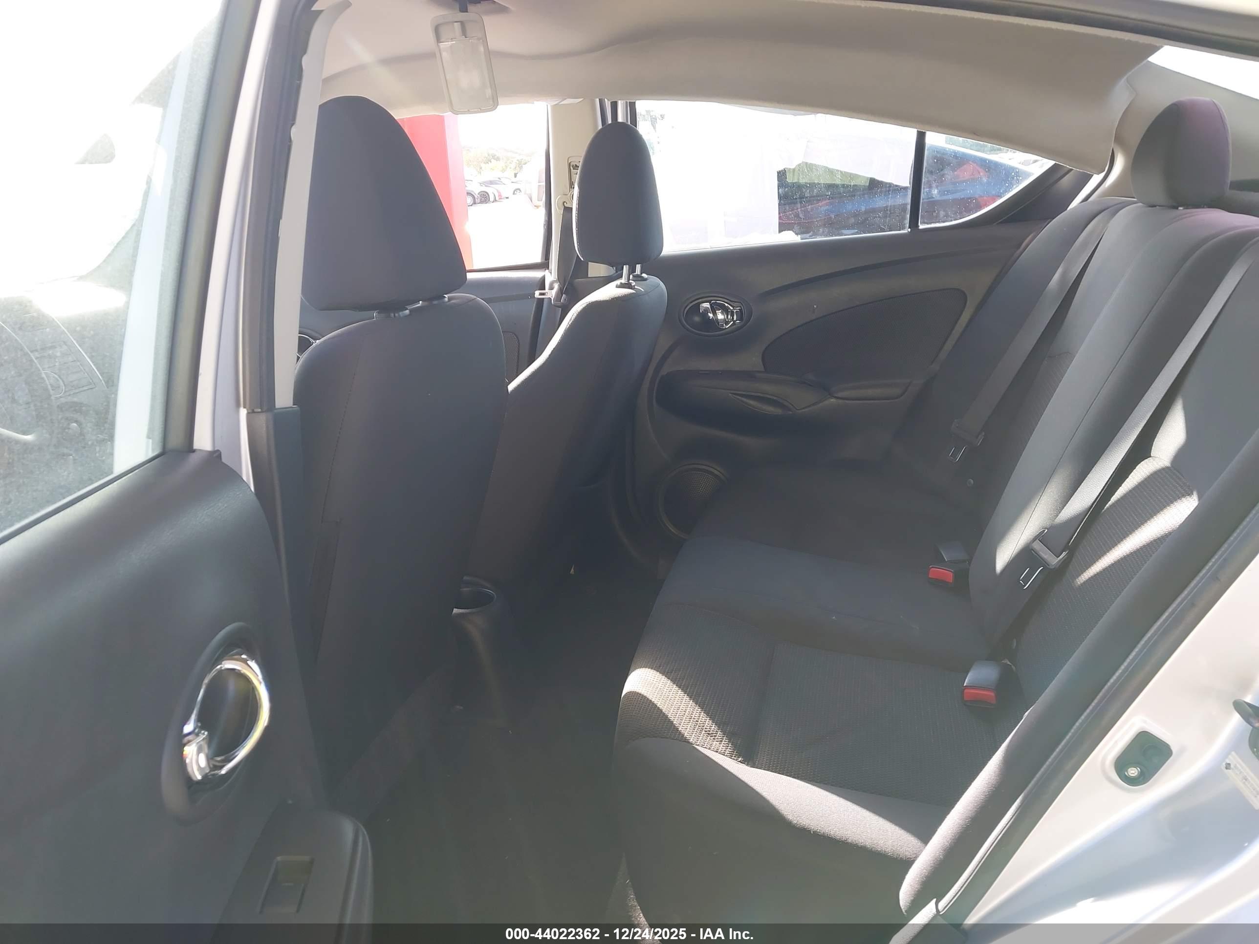 NISSAN VERSA image 8