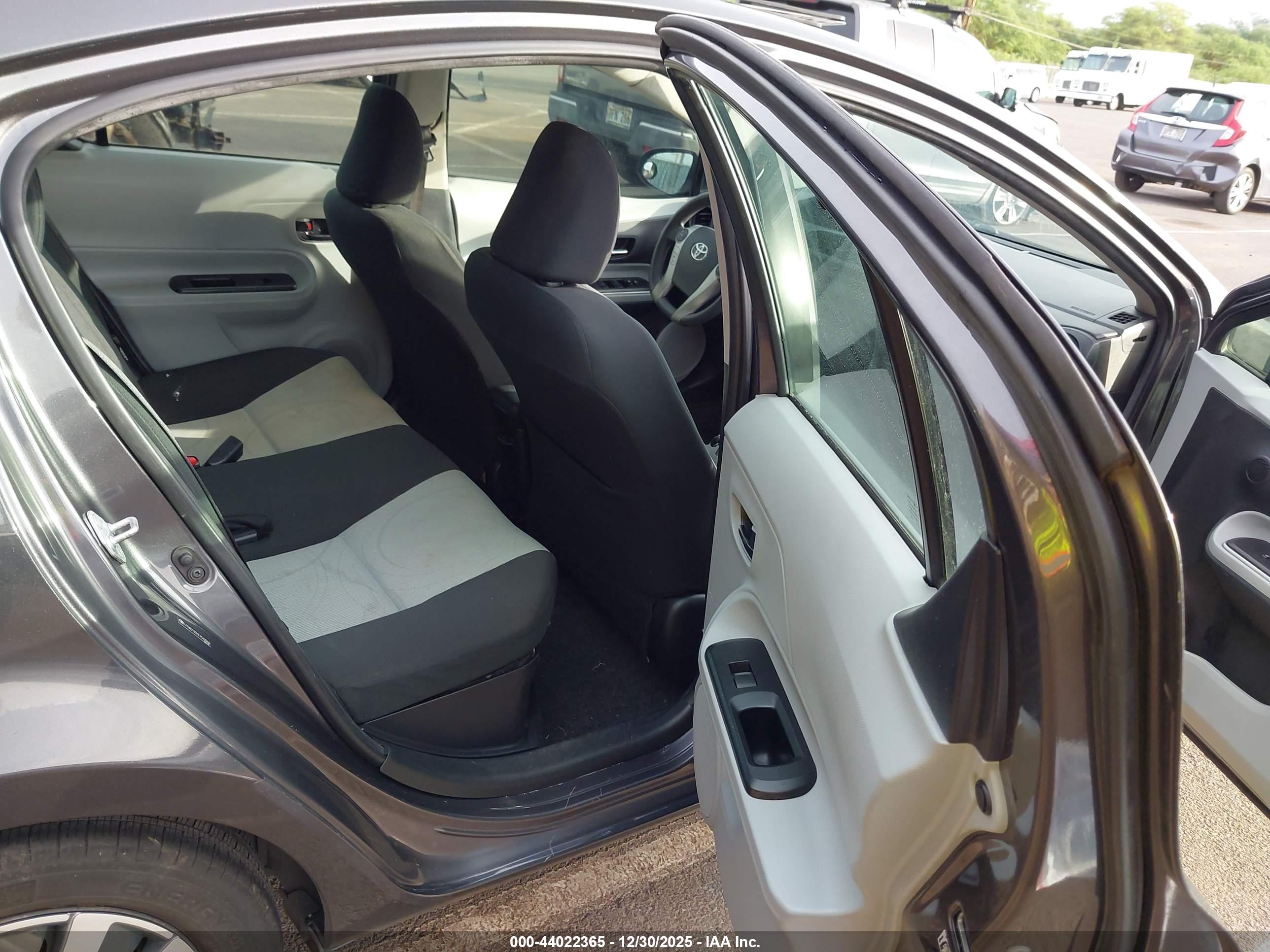TOYOTA PRIUS image 8