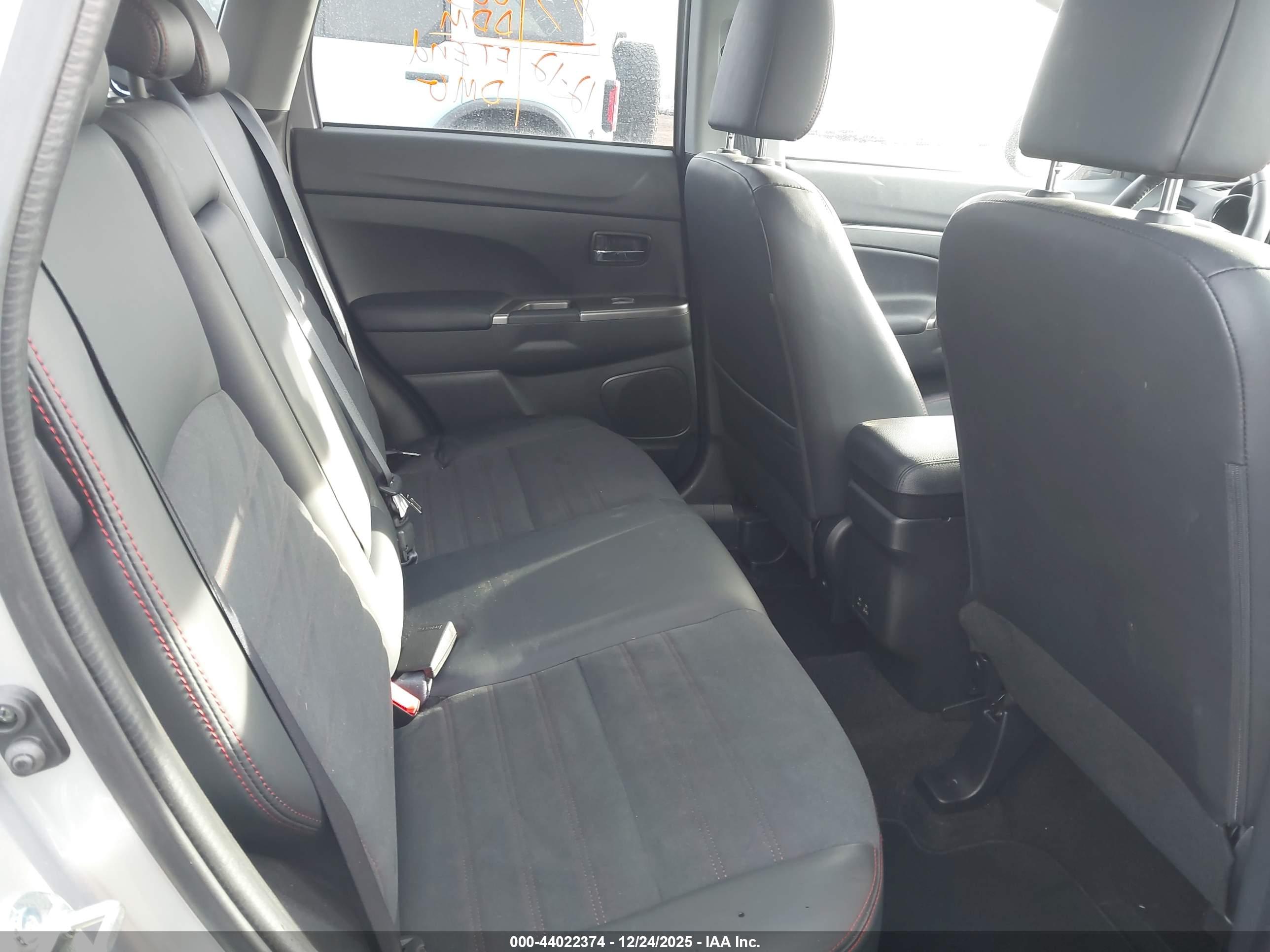 MITSUBISHI OUTLANDER image 8