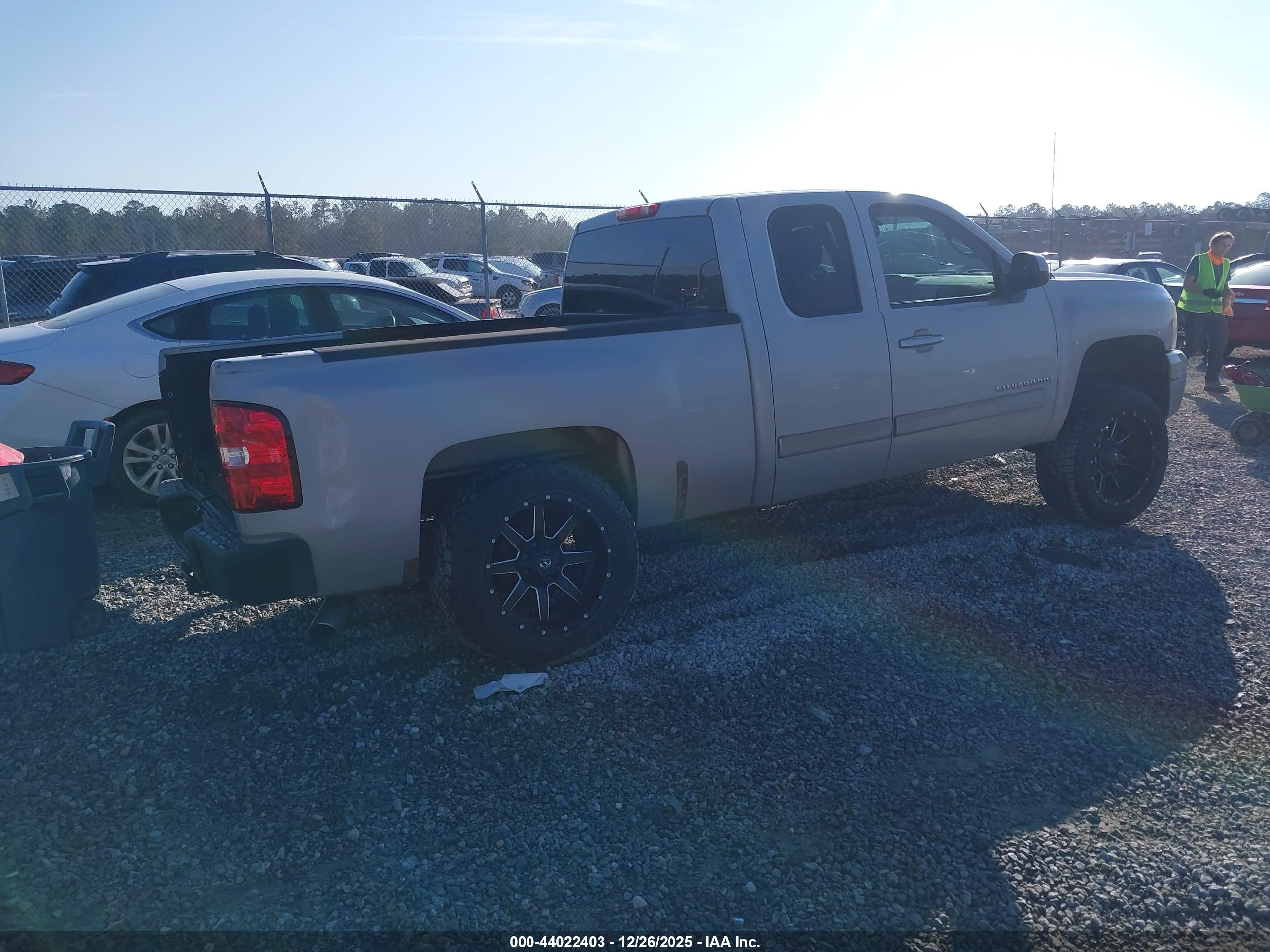 CHEVROLET SILVERADO image 4