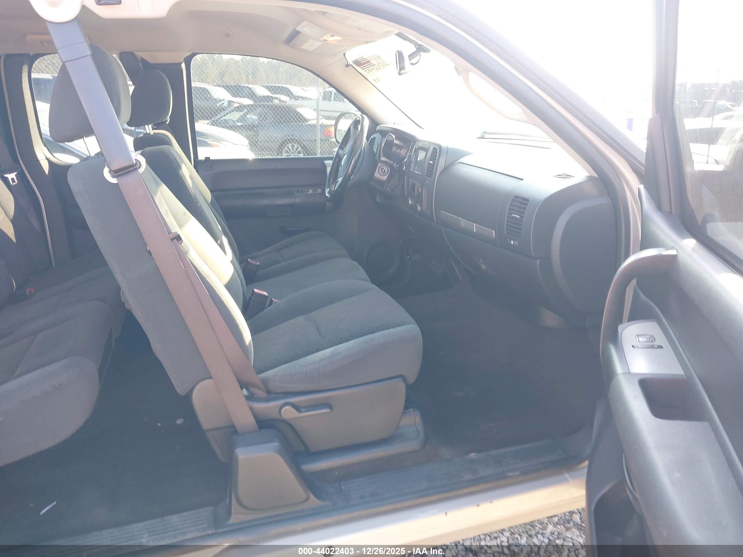 CHEVROLET SILVERADO image 5