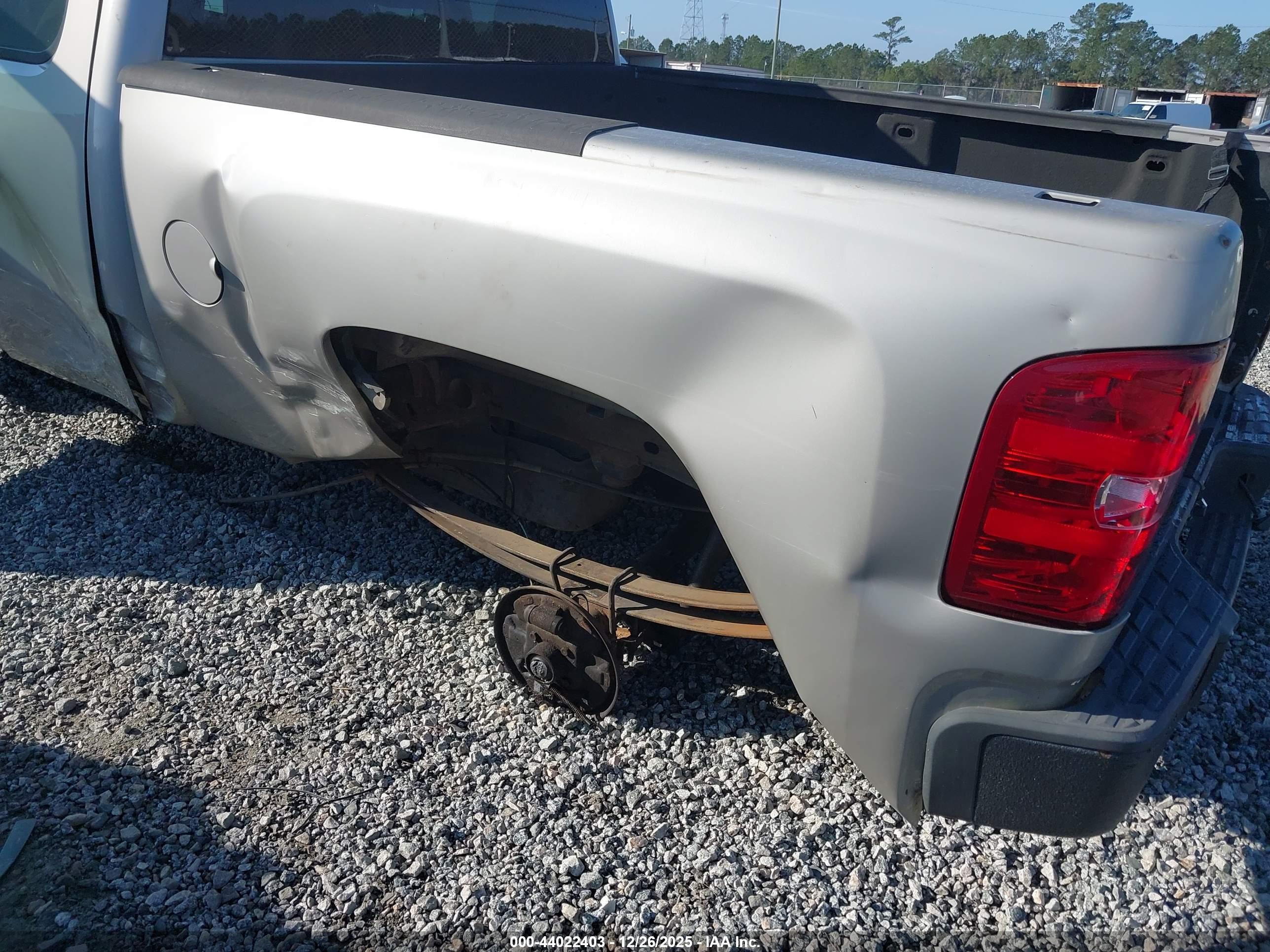 CHEVROLET SILVERADO image 6