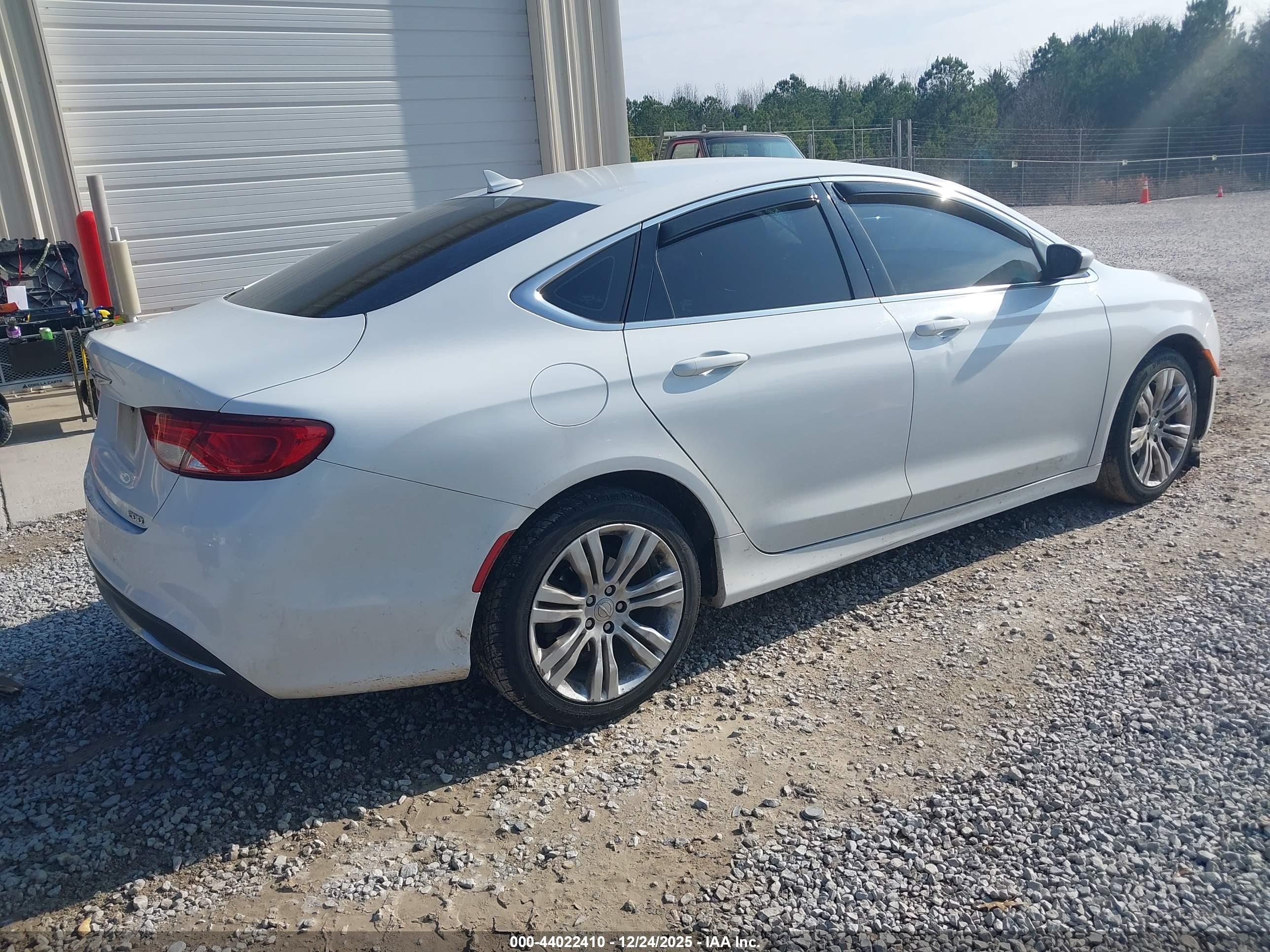 CHRYSLER 200 image 4
