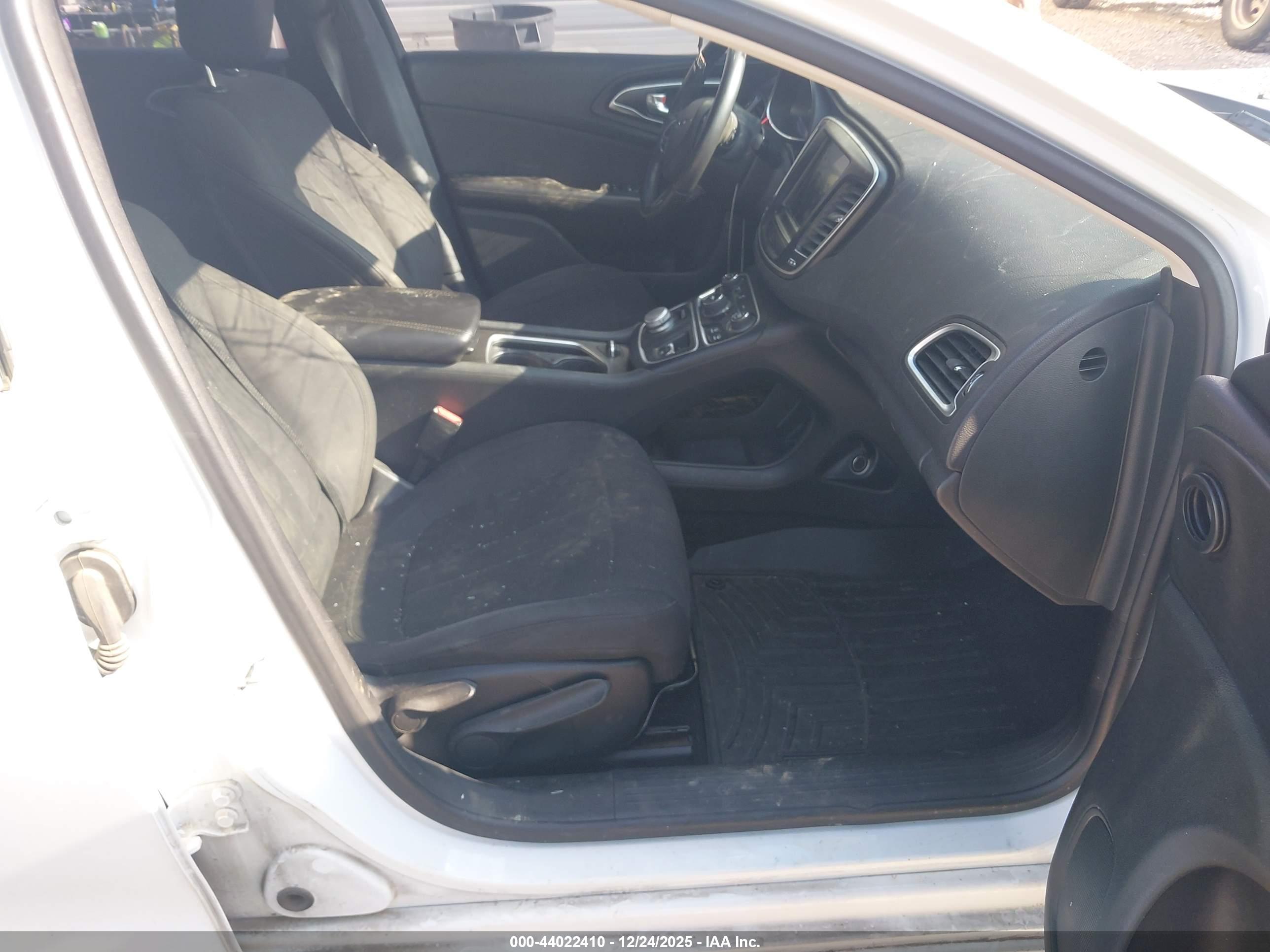 CHRYSLER 200 image 5