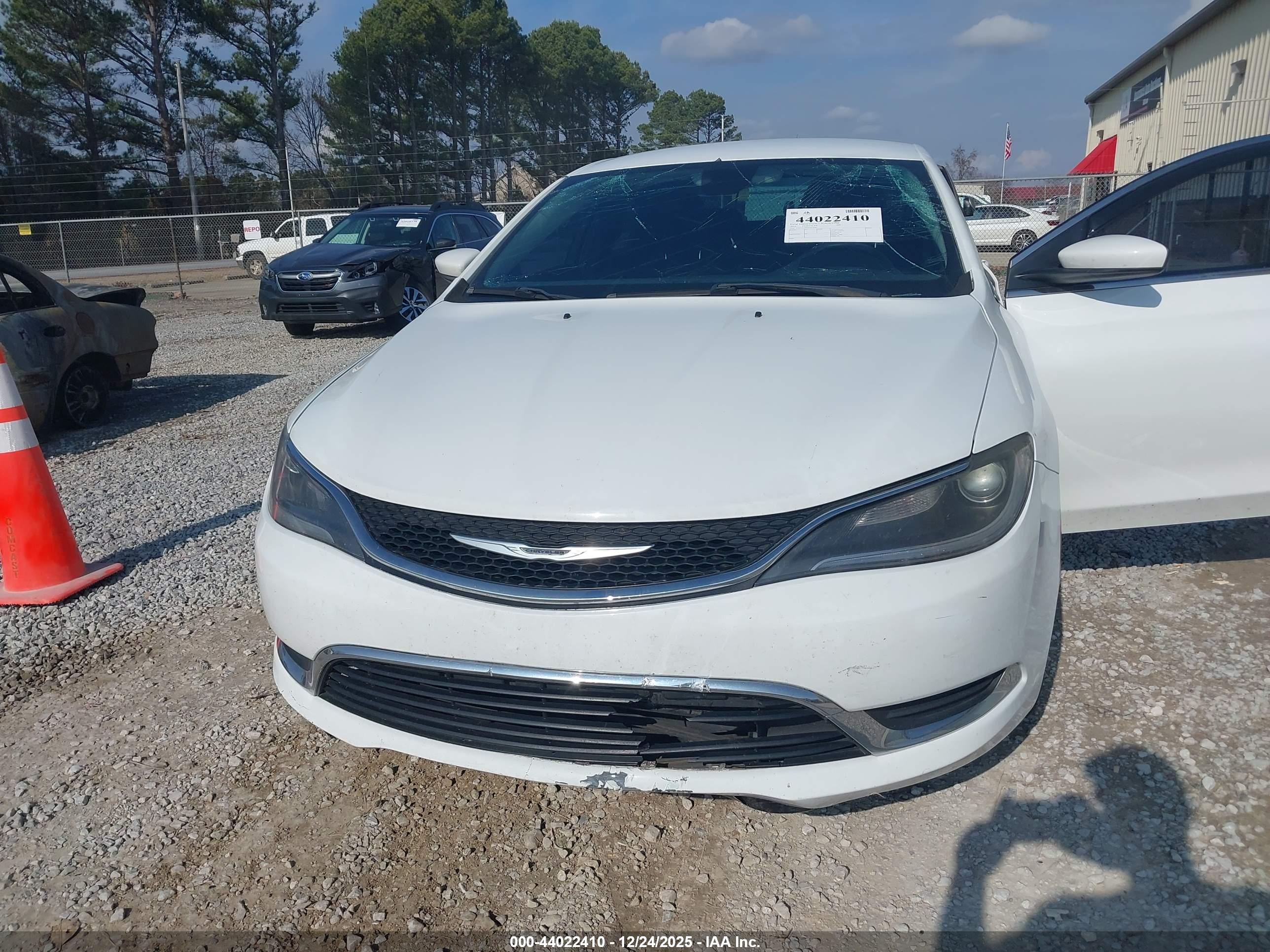CHRYSLER 200 image 6