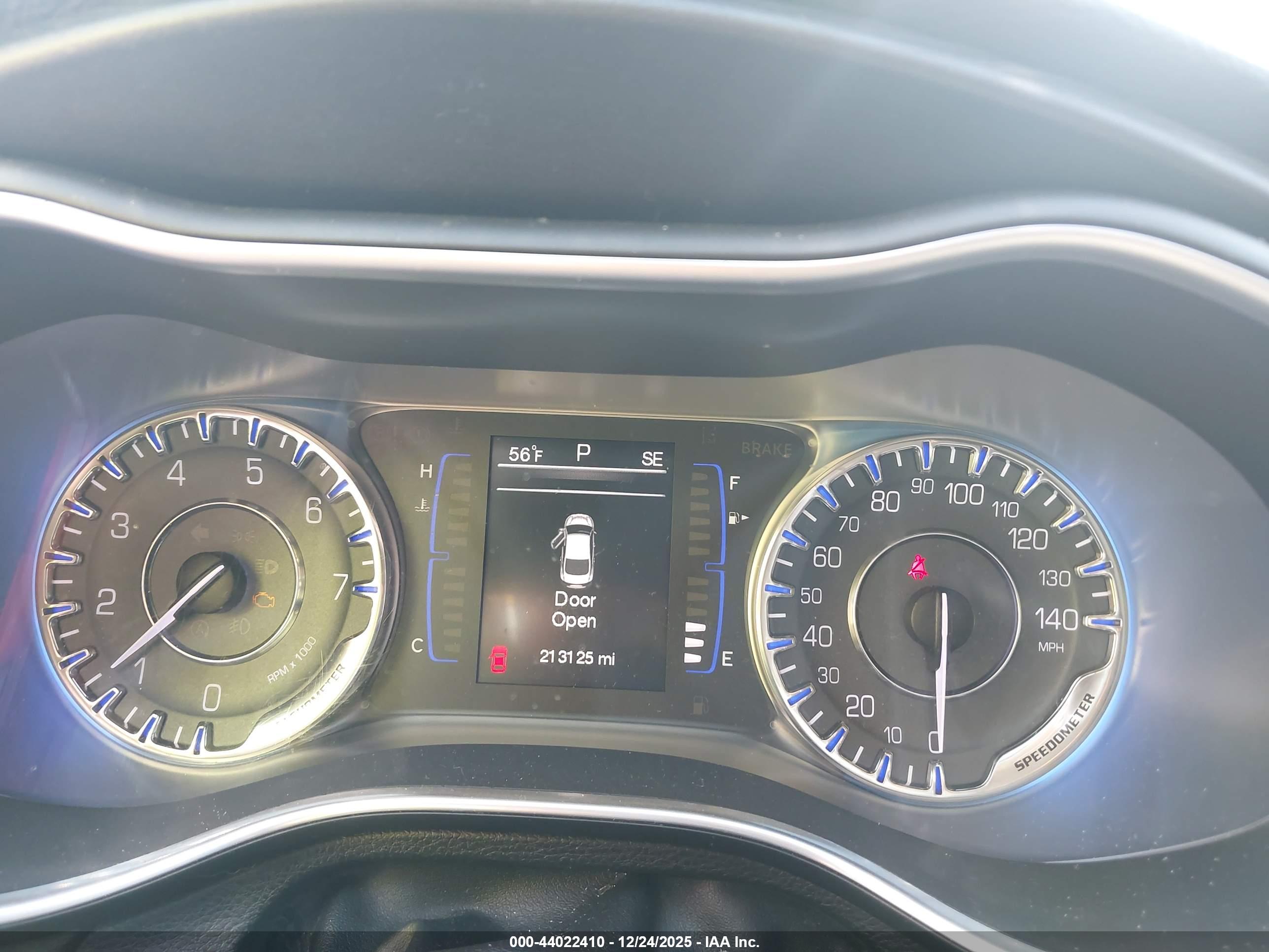 CHRYSLER 200 image 7