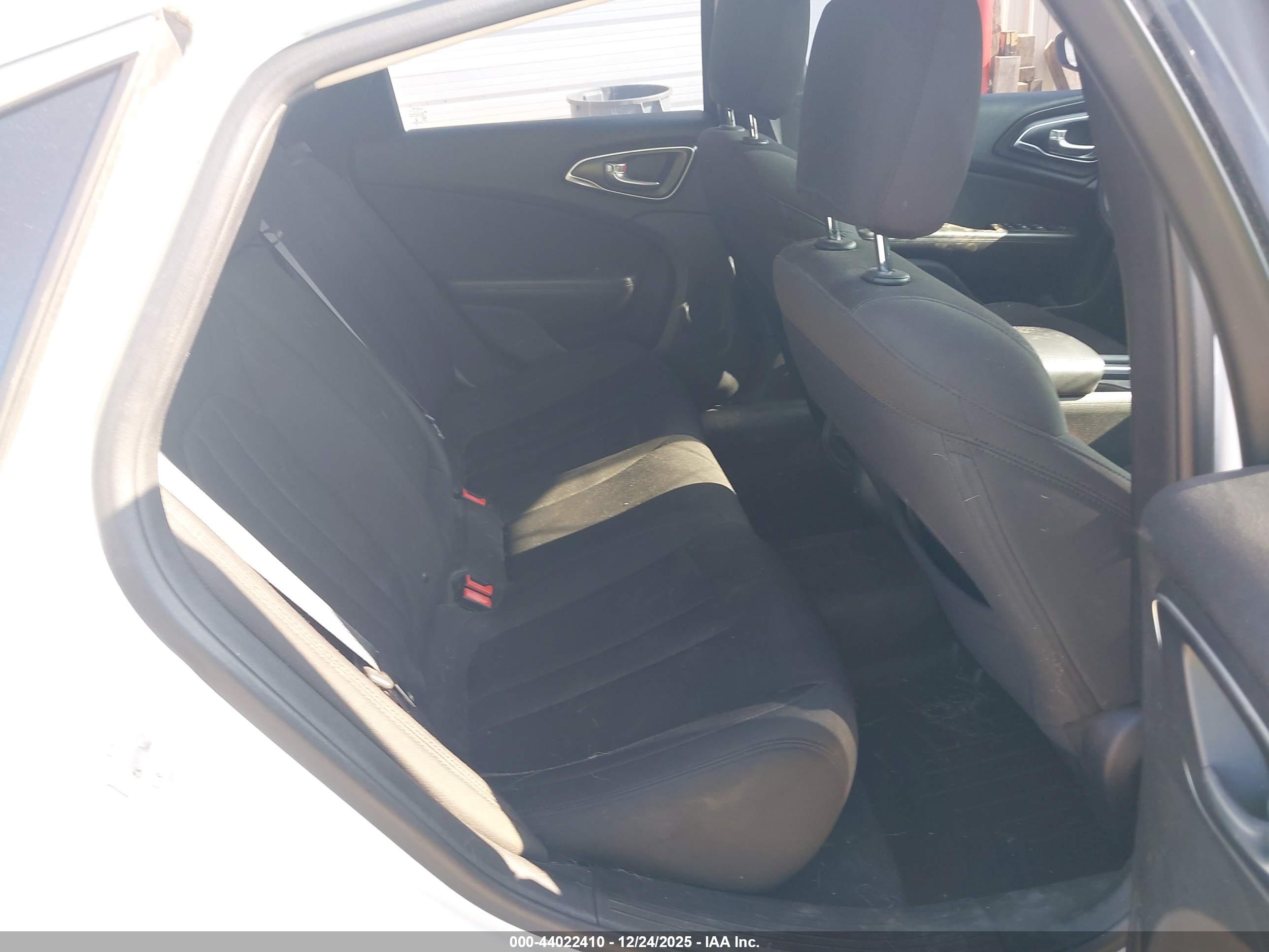 CHRYSLER 200 image 8