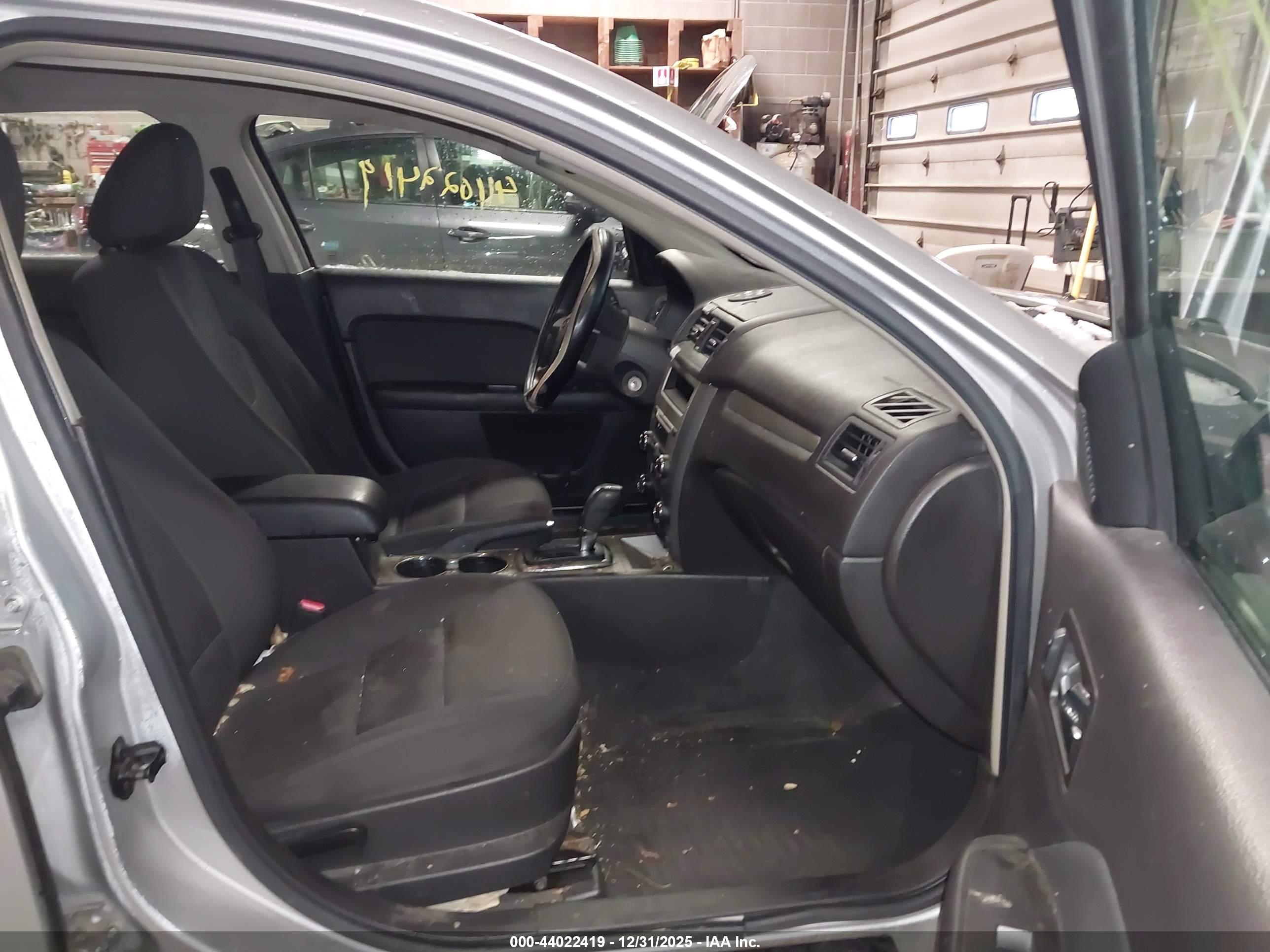 FORD FUSION image 5