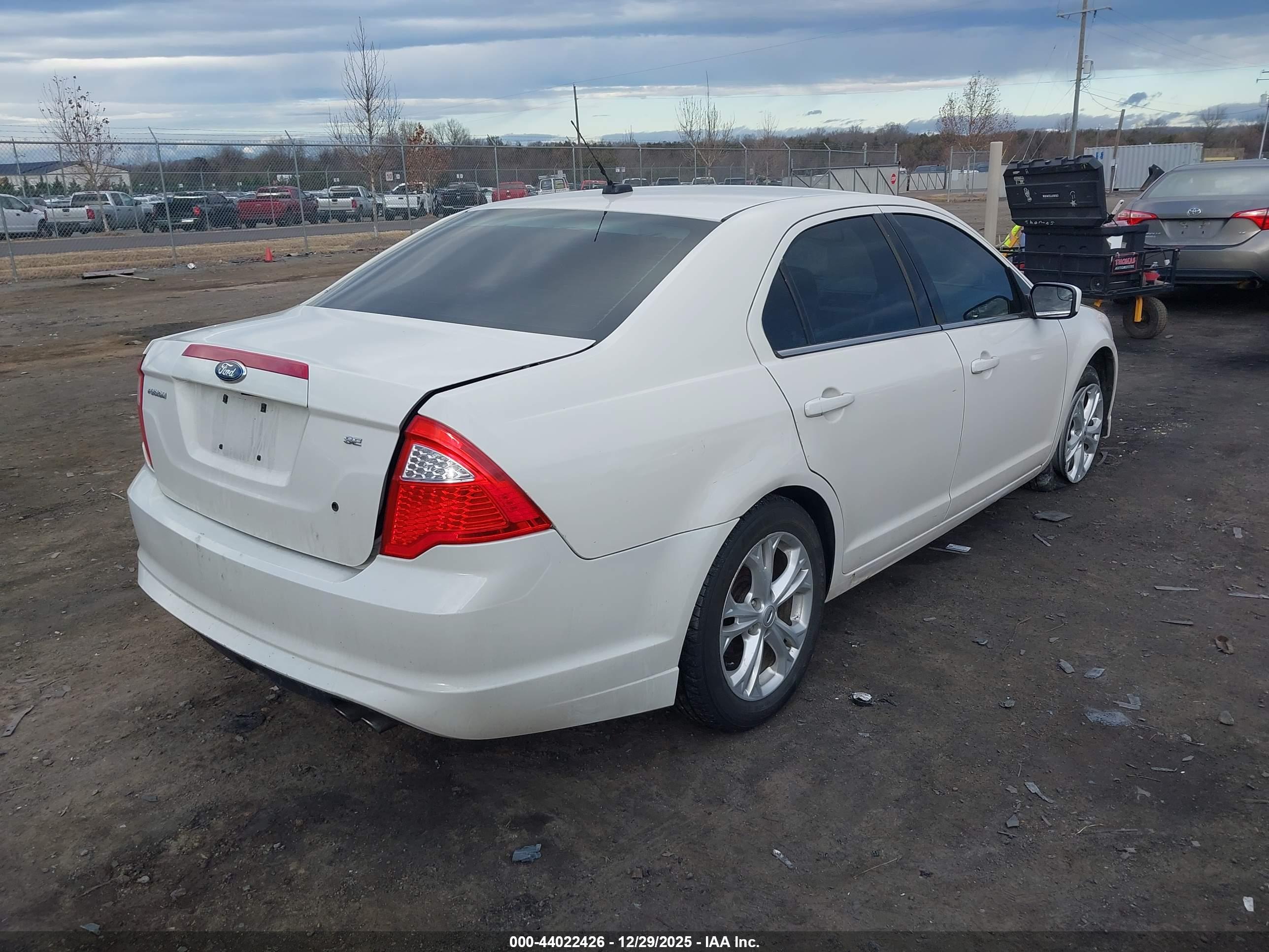 FORD FUSION image 4