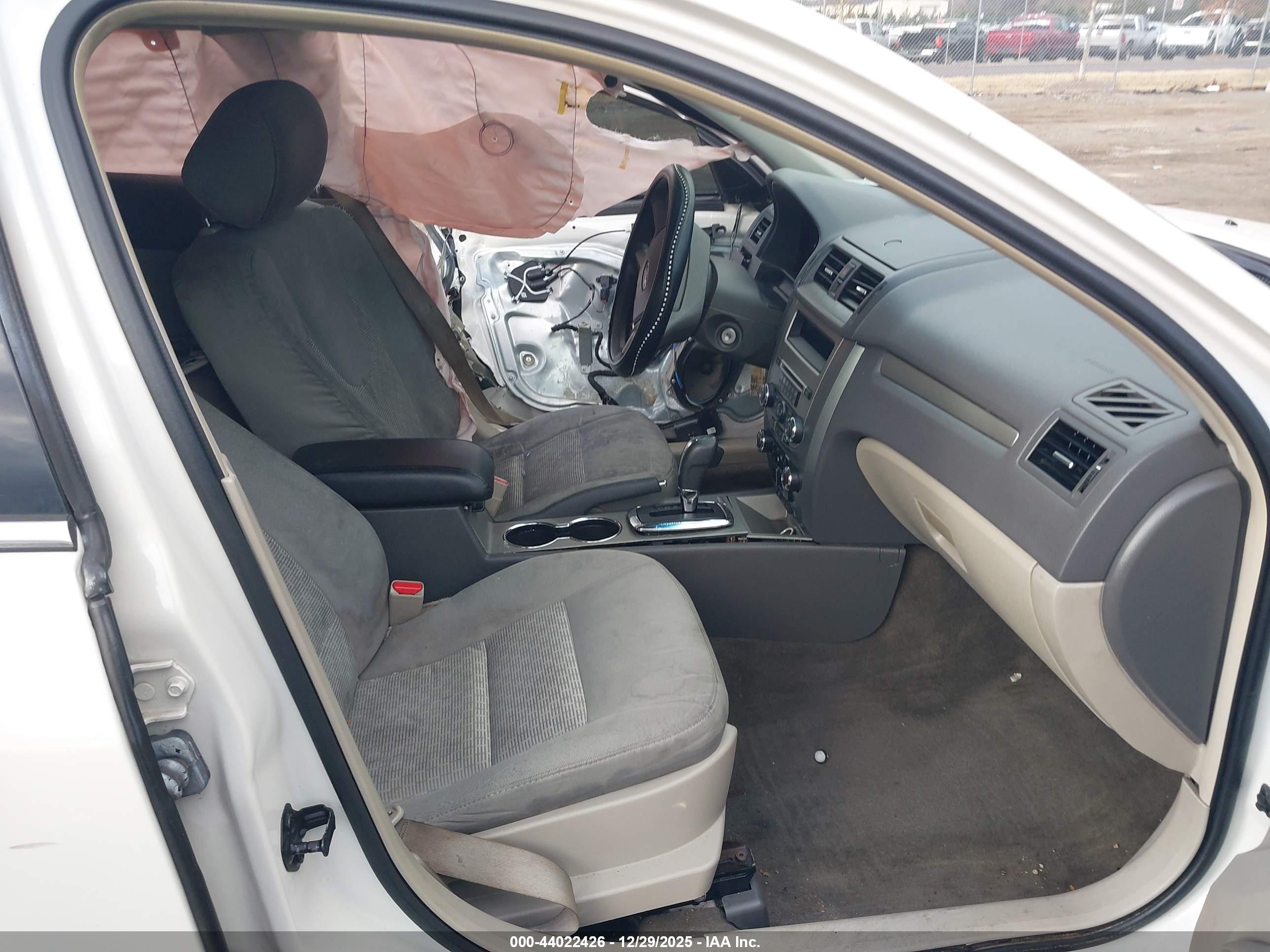 FORD FUSION image 5