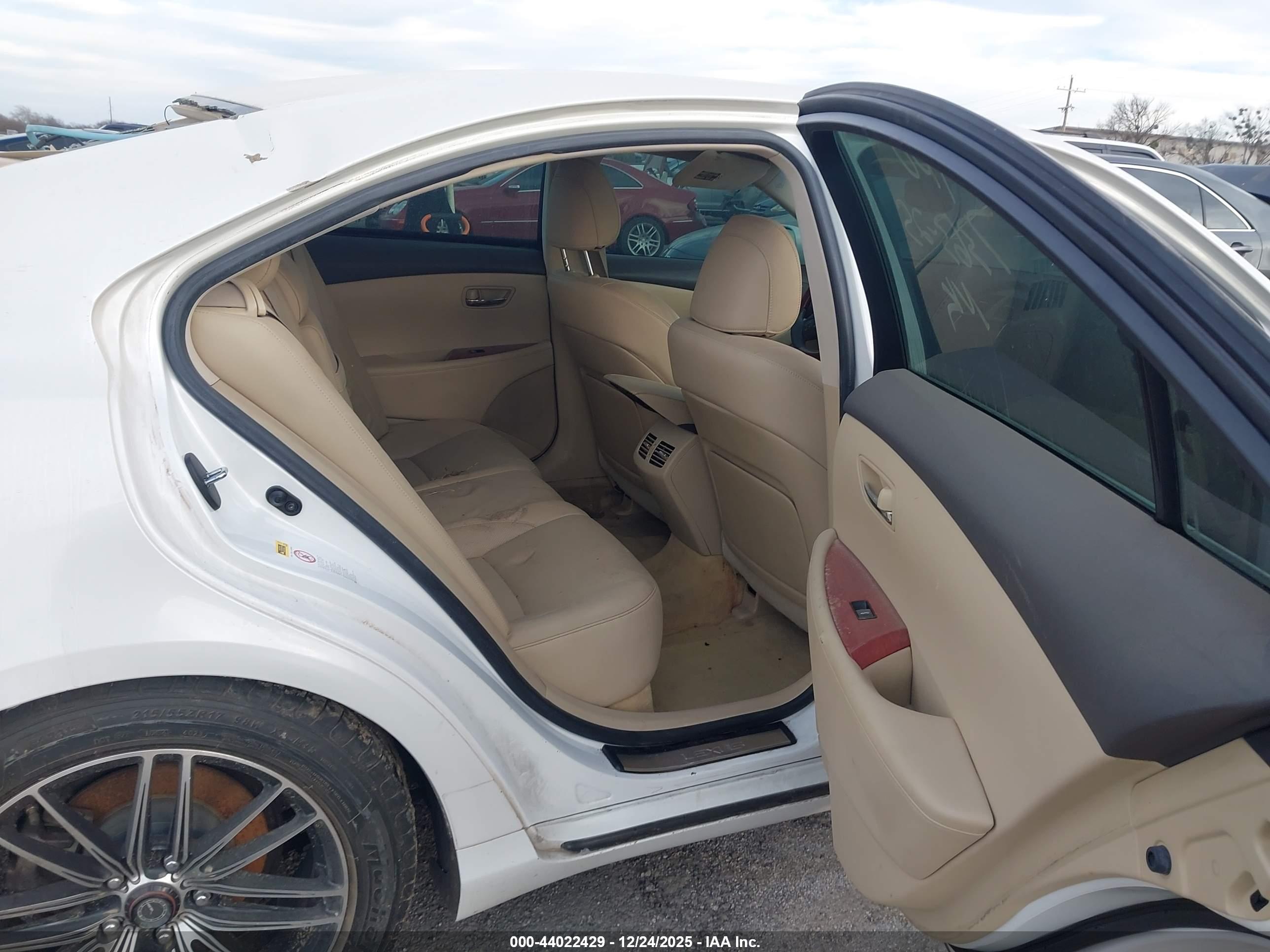 LEXUS ES image 8