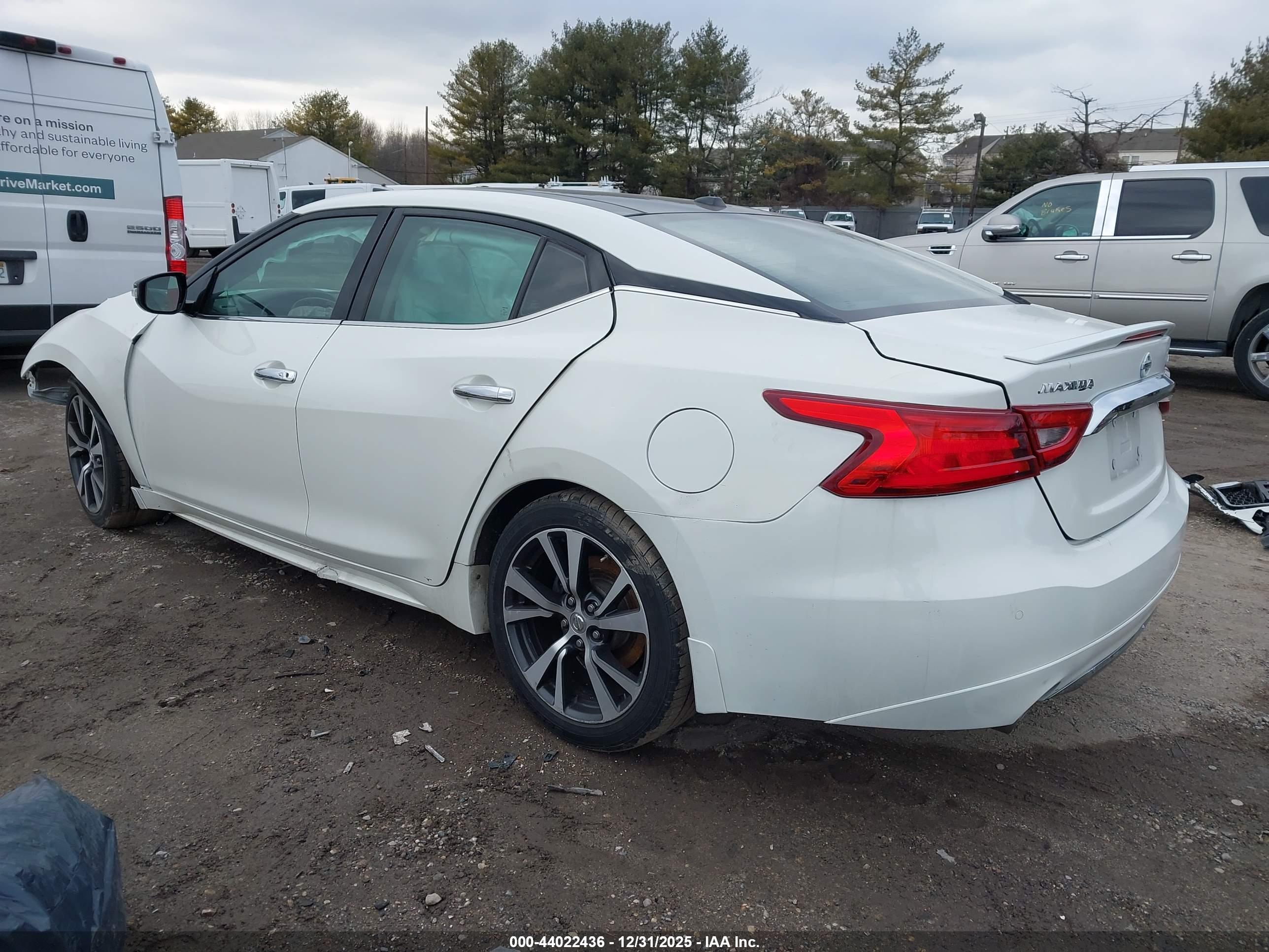 NISSAN MAXIMA image 3