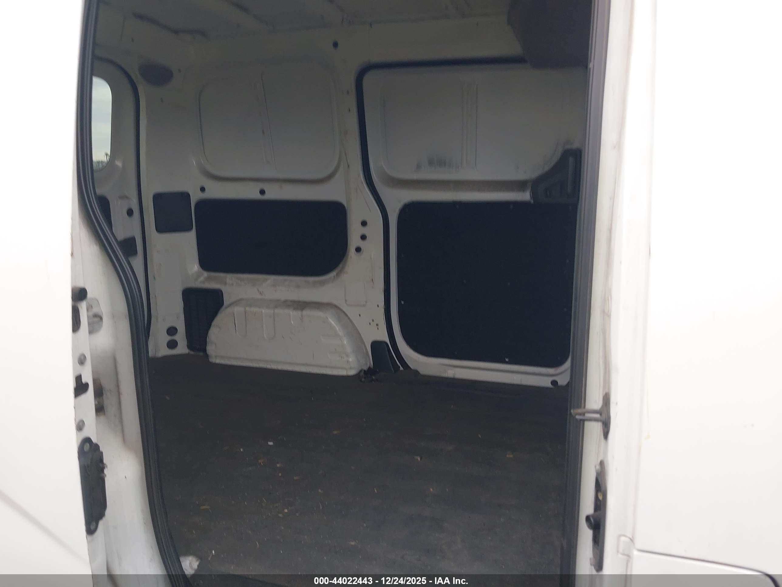 NISSAN NV200 image 8