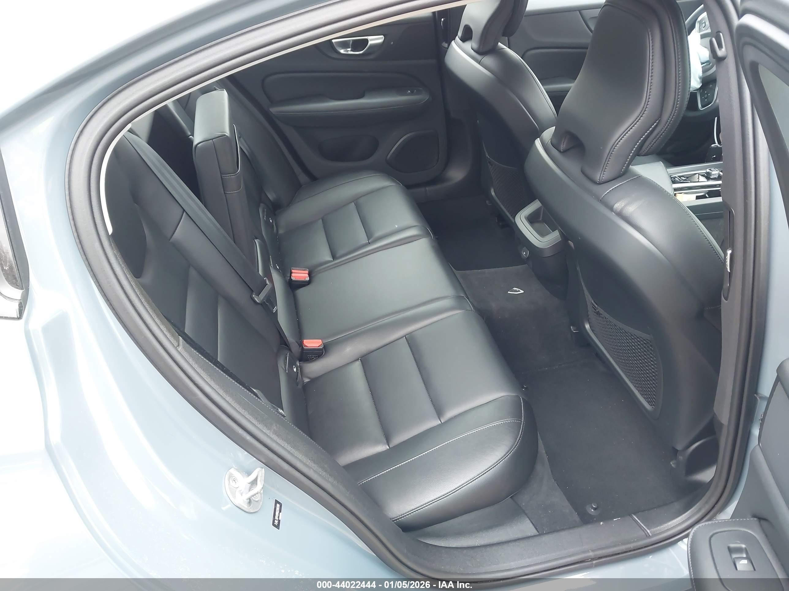 VOLVO S60 image 8