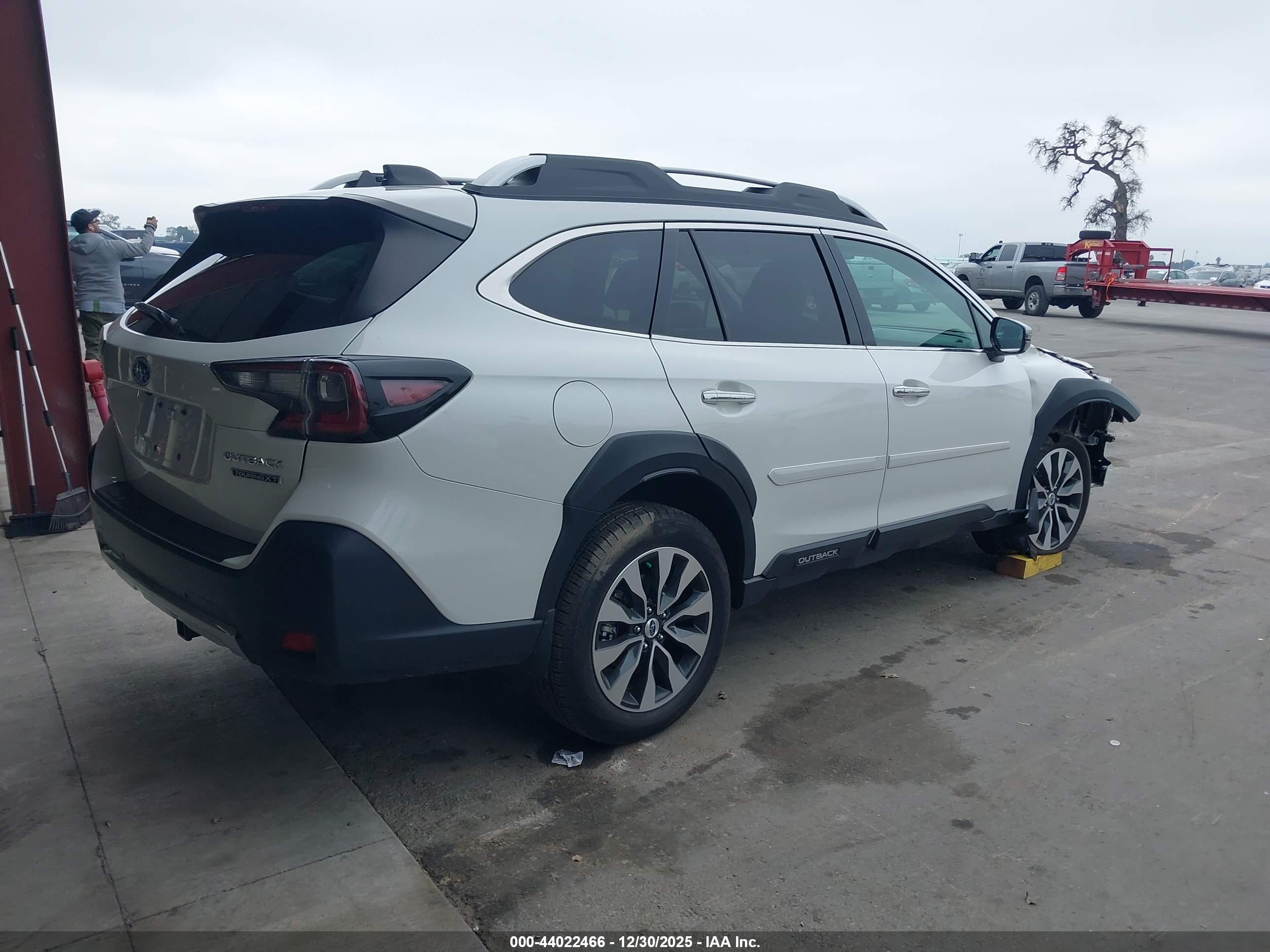 SUBARU OUTBACK image 4