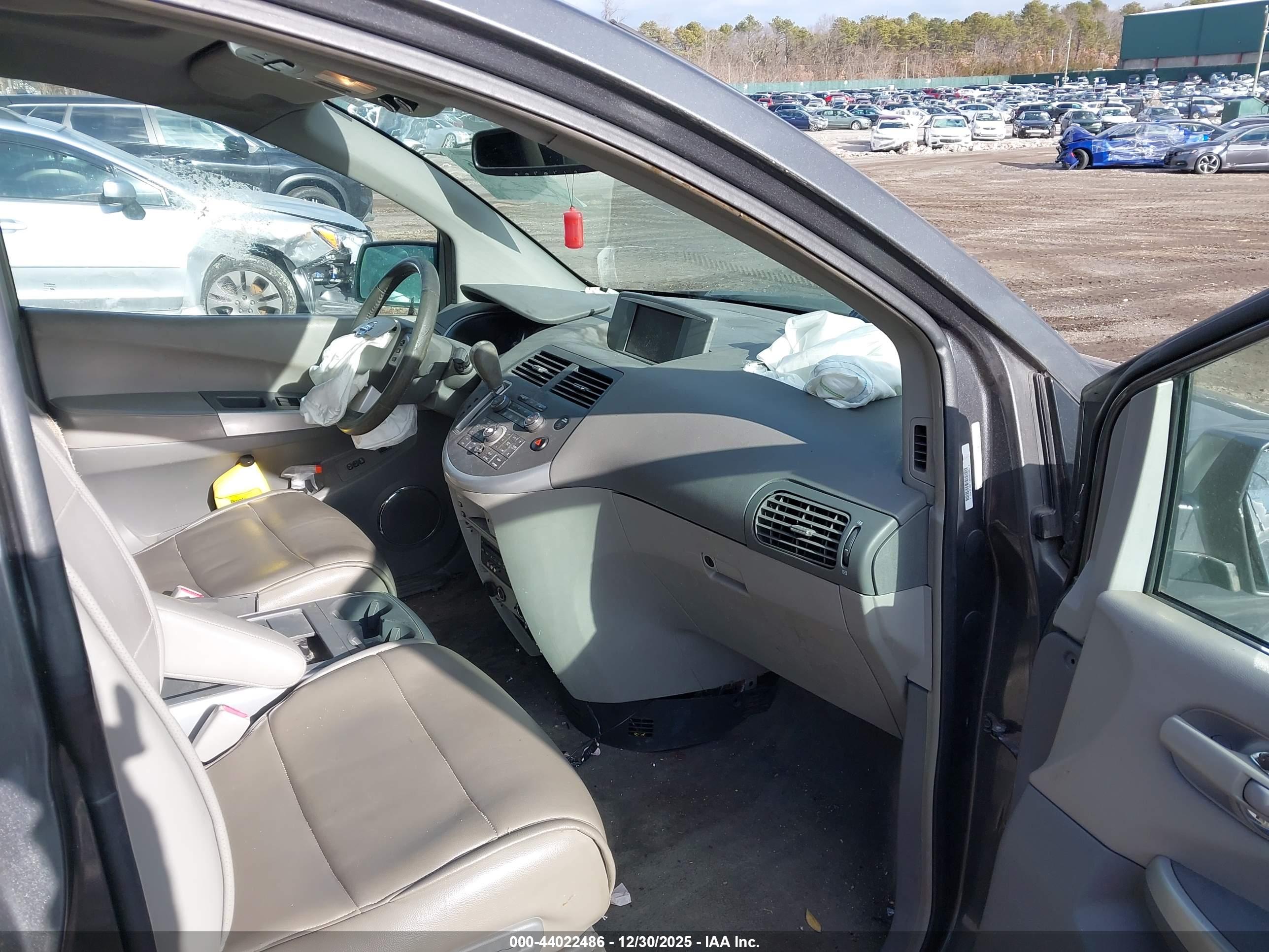 NISSAN QUEST image 5