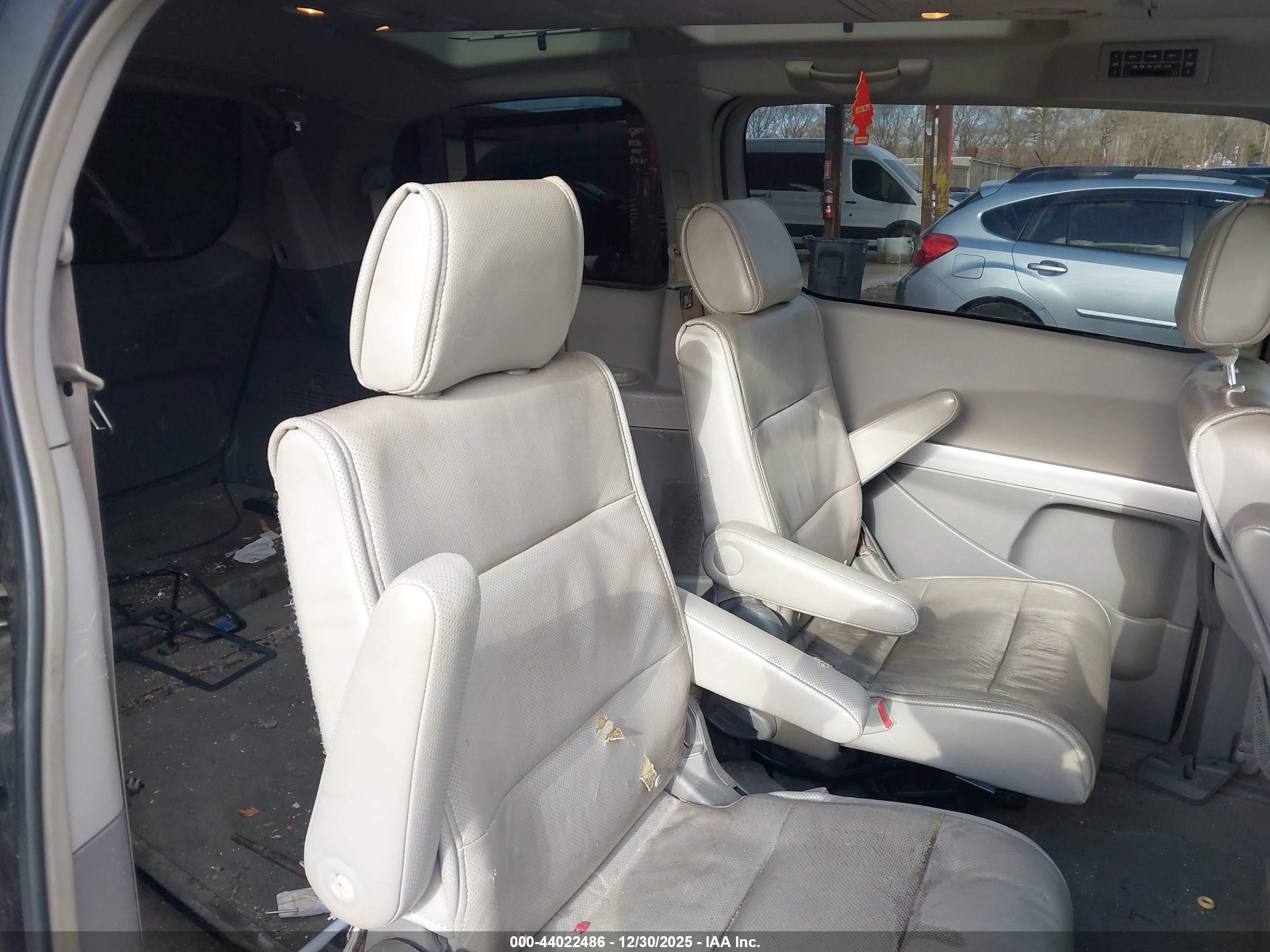 NISSAN QUEST image 8