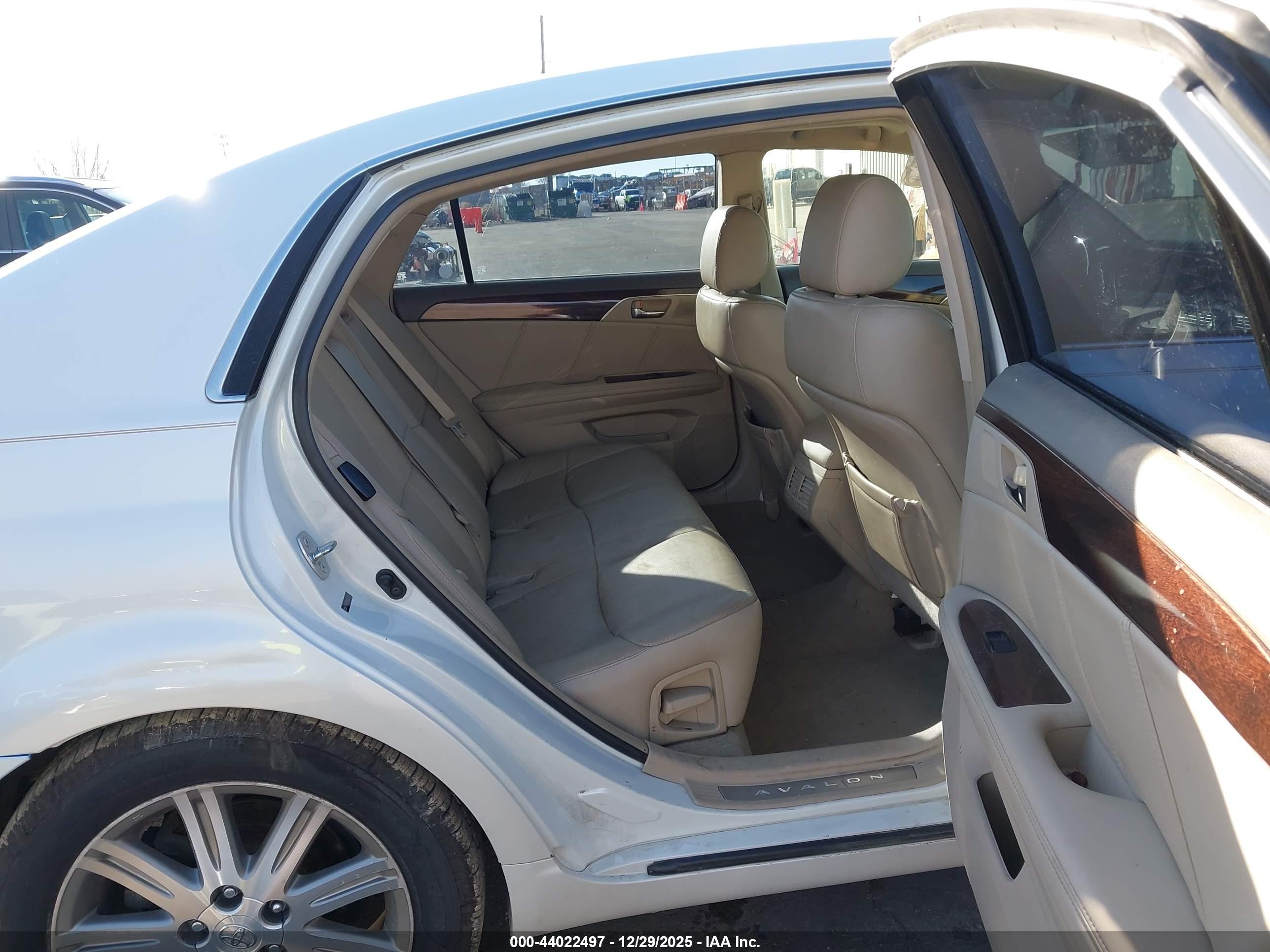TOYOTA AVALON image 8