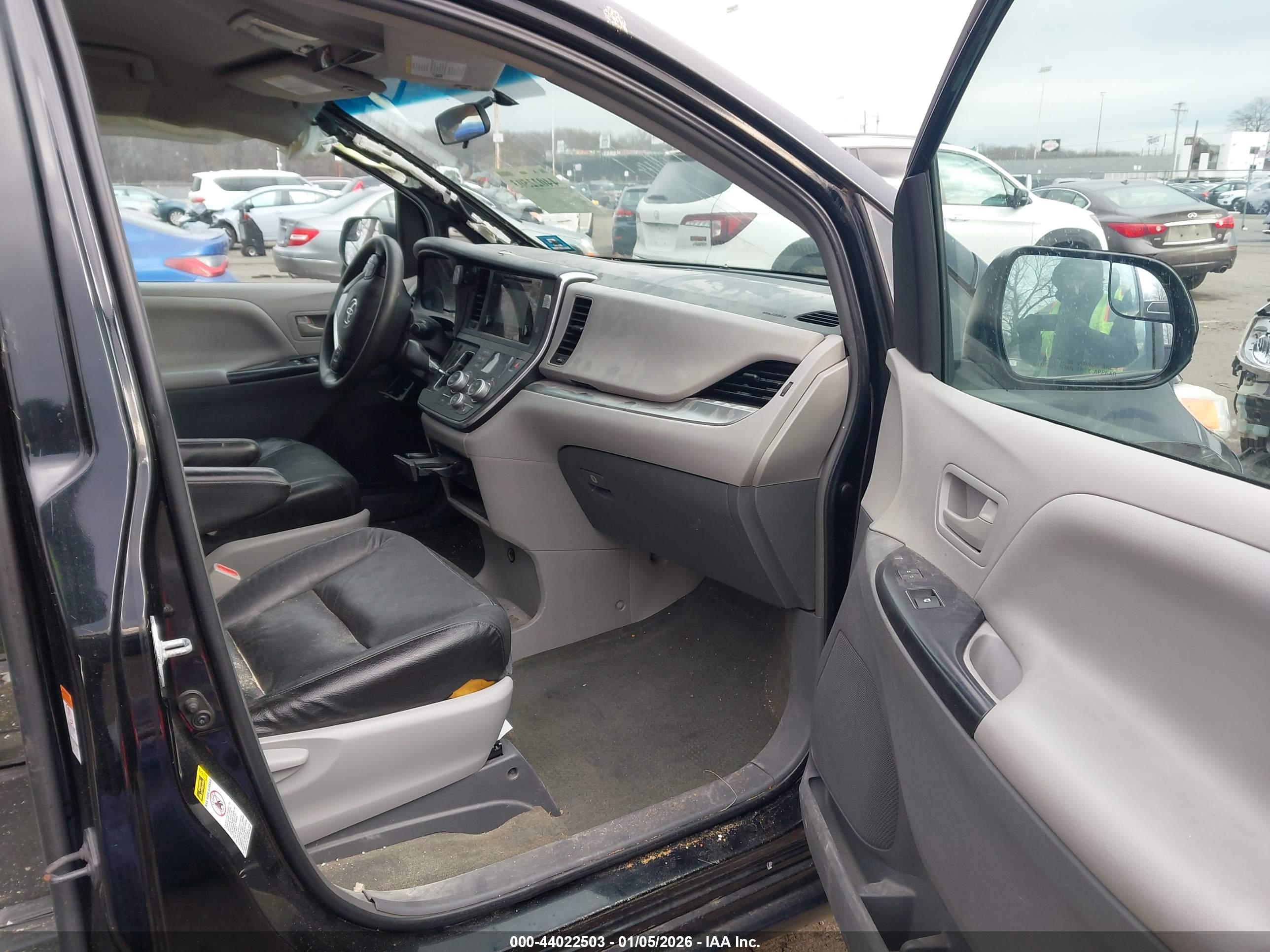 TOYOTA SIENNA image 5