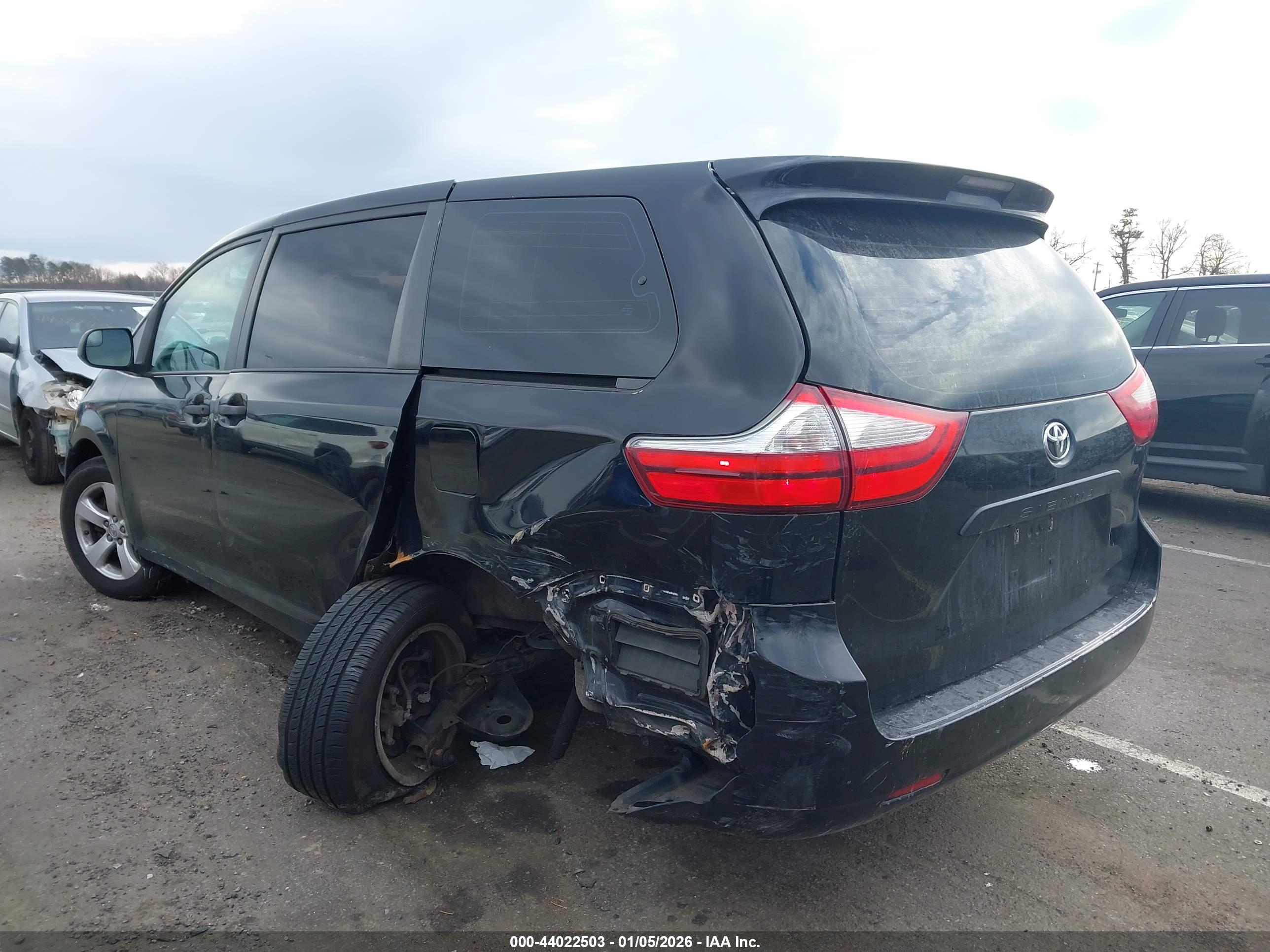 TOYOTA SIENNA image 6