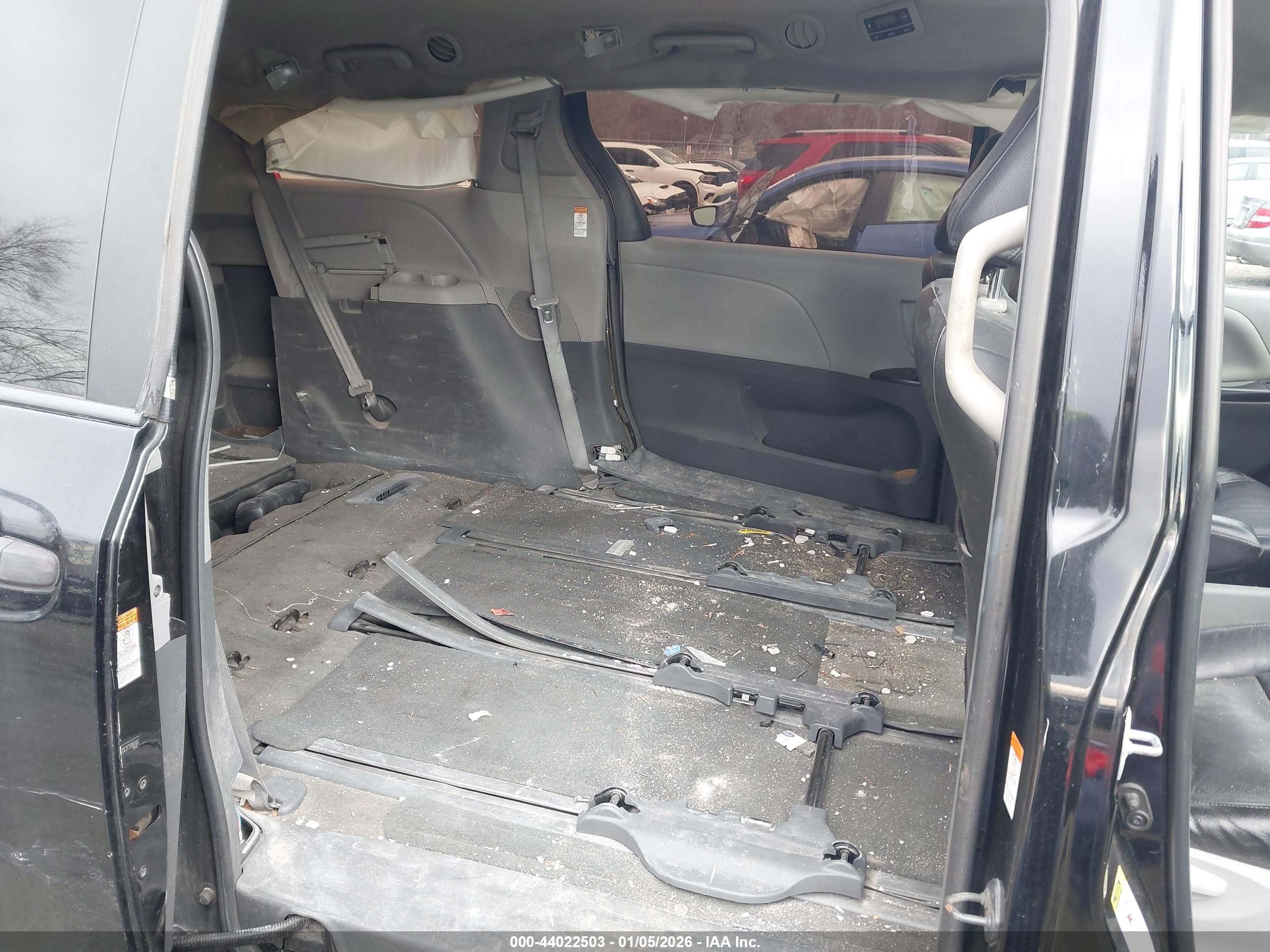 TOYOTA SIENNA image 8