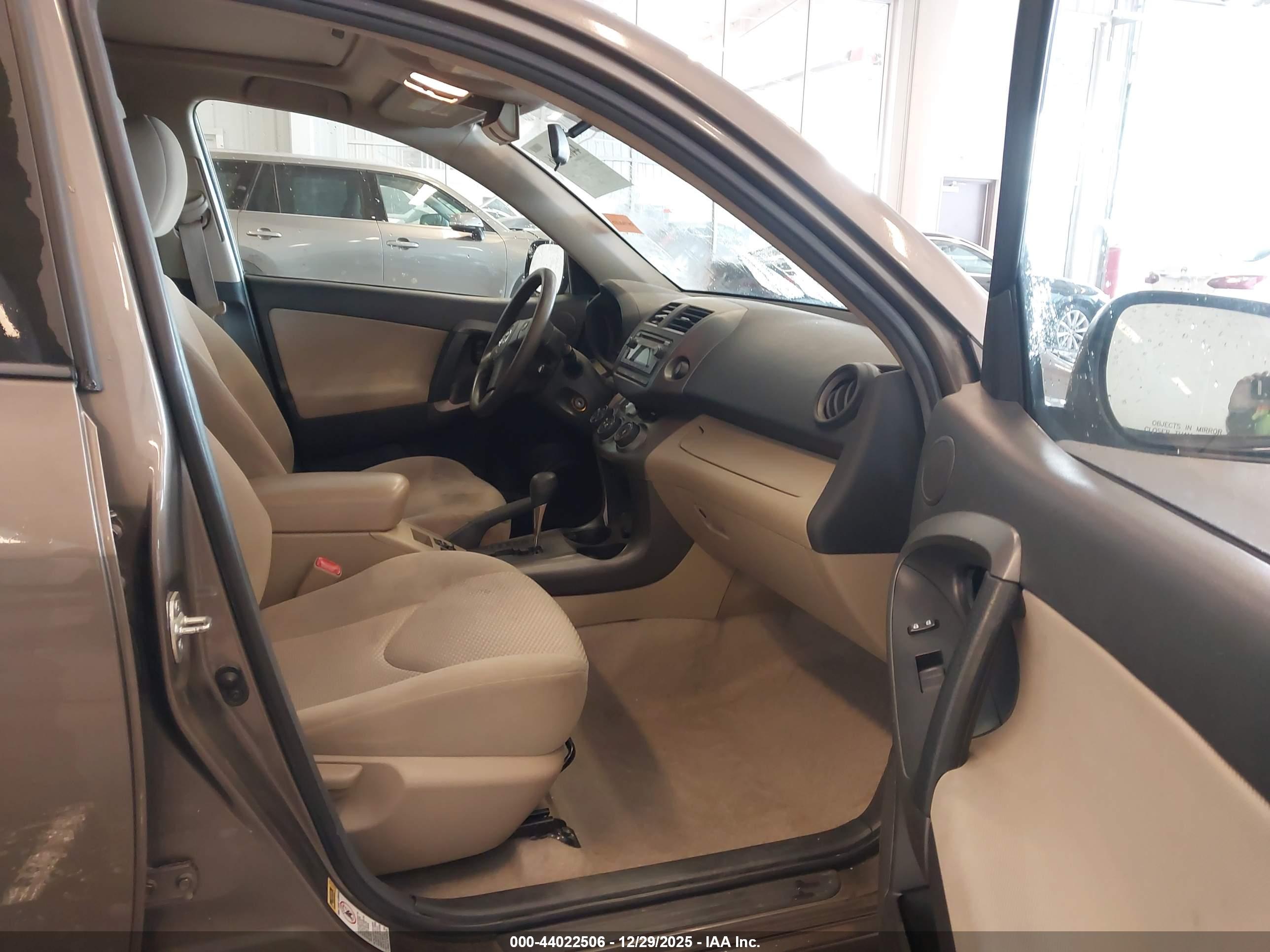 TOYOTA RAV4 image 5