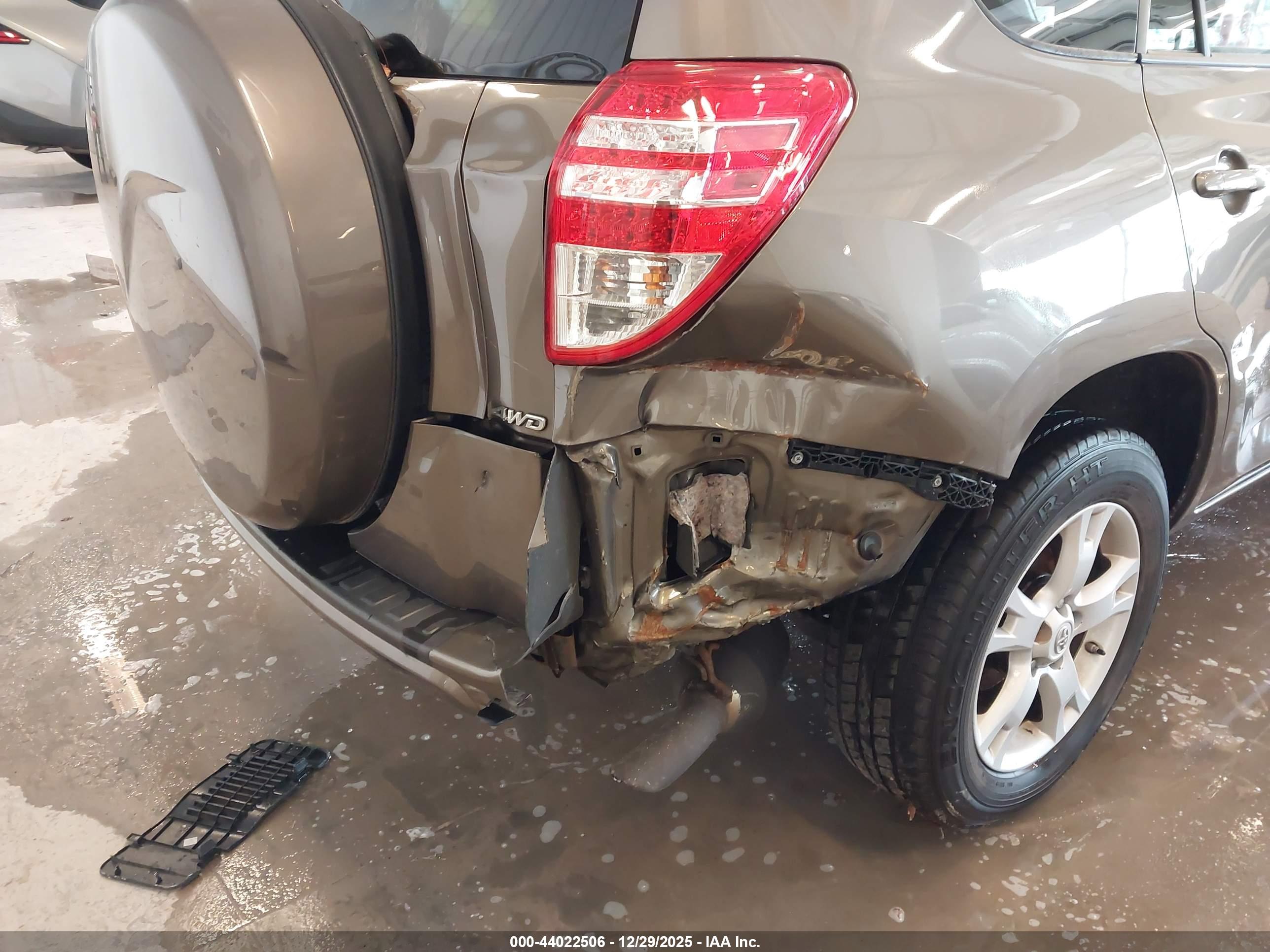 TOYOTA RAV4 image 6