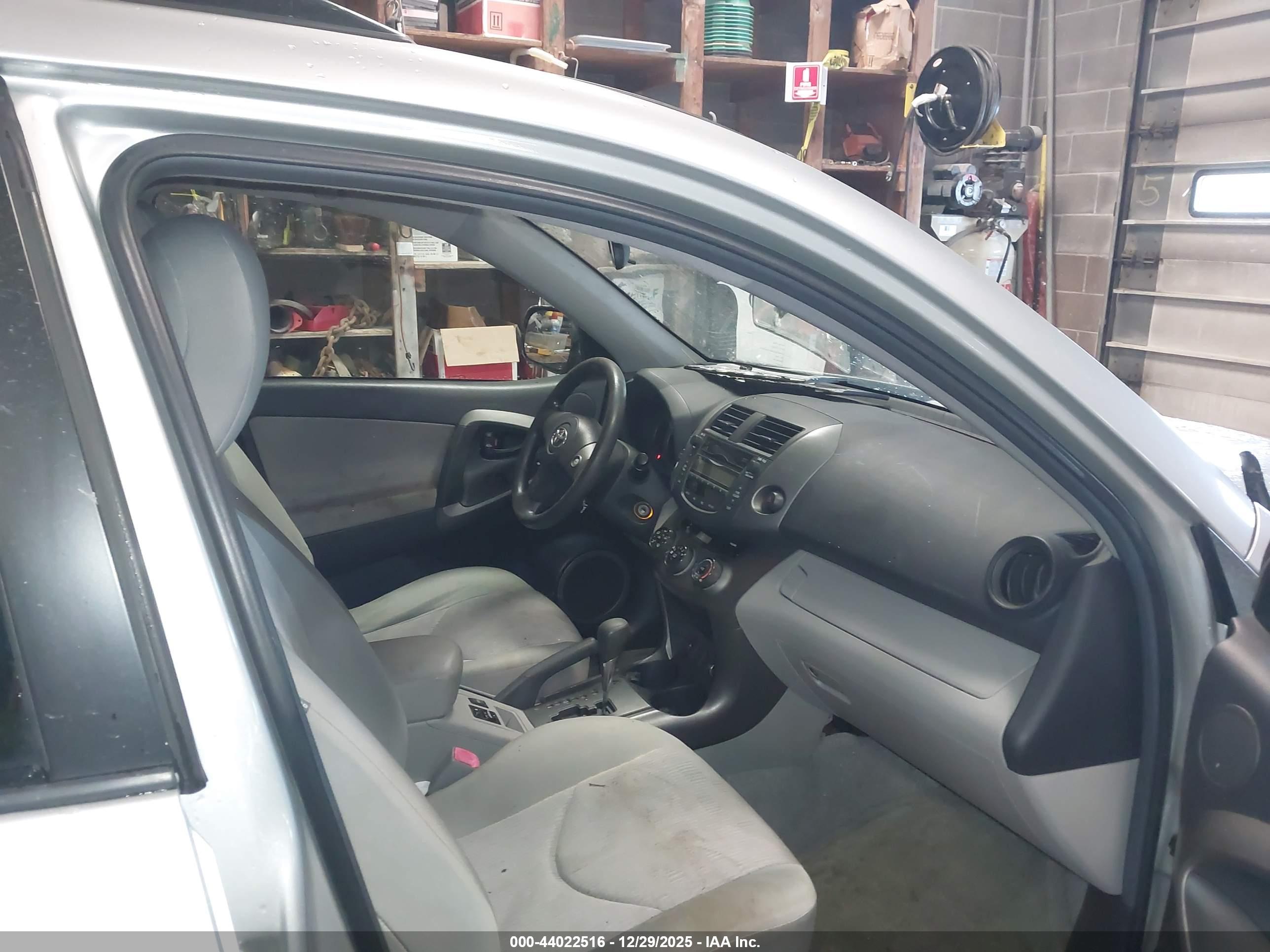 TOYOTA RAV4 image 5