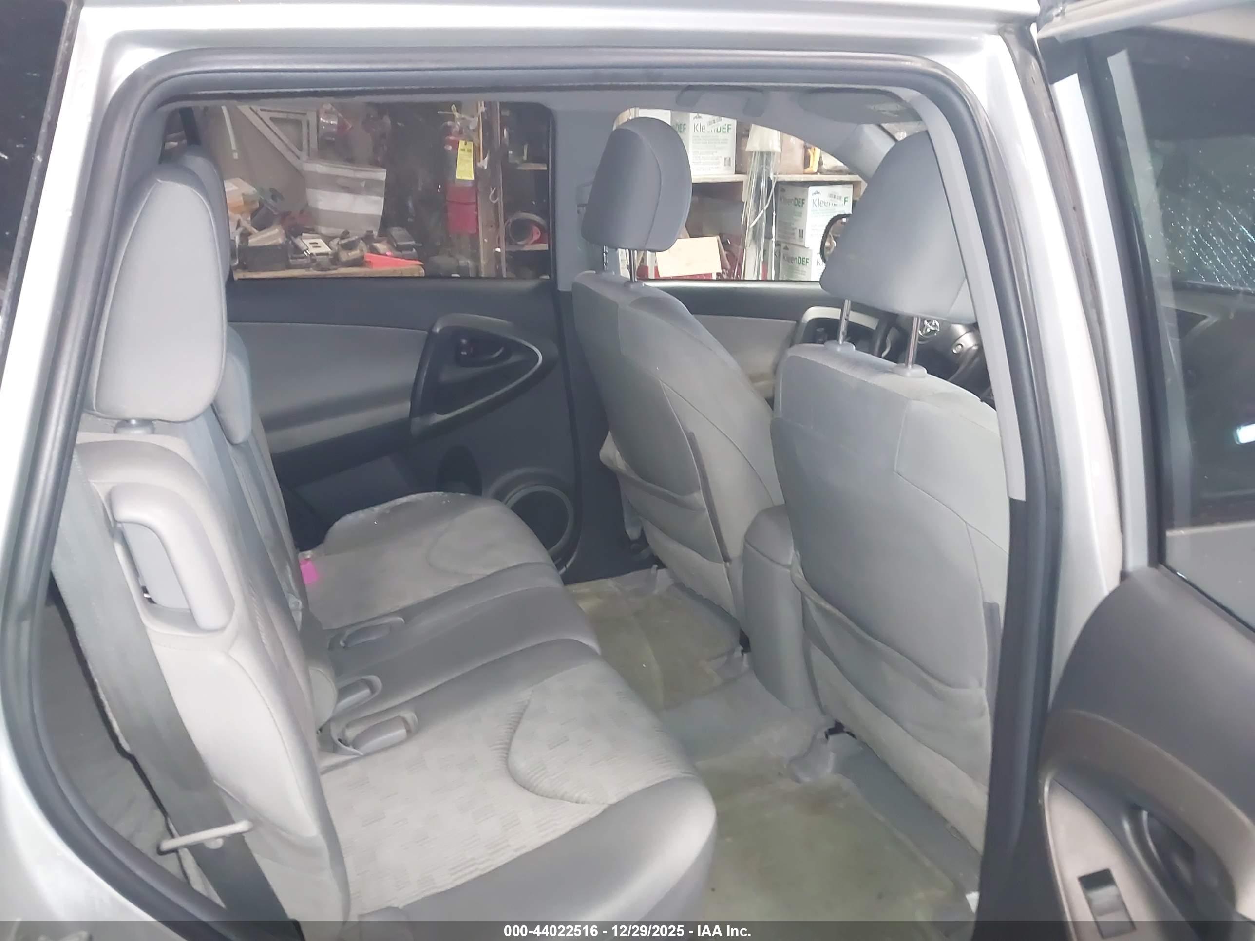 TOYOTA RAV4 image 8