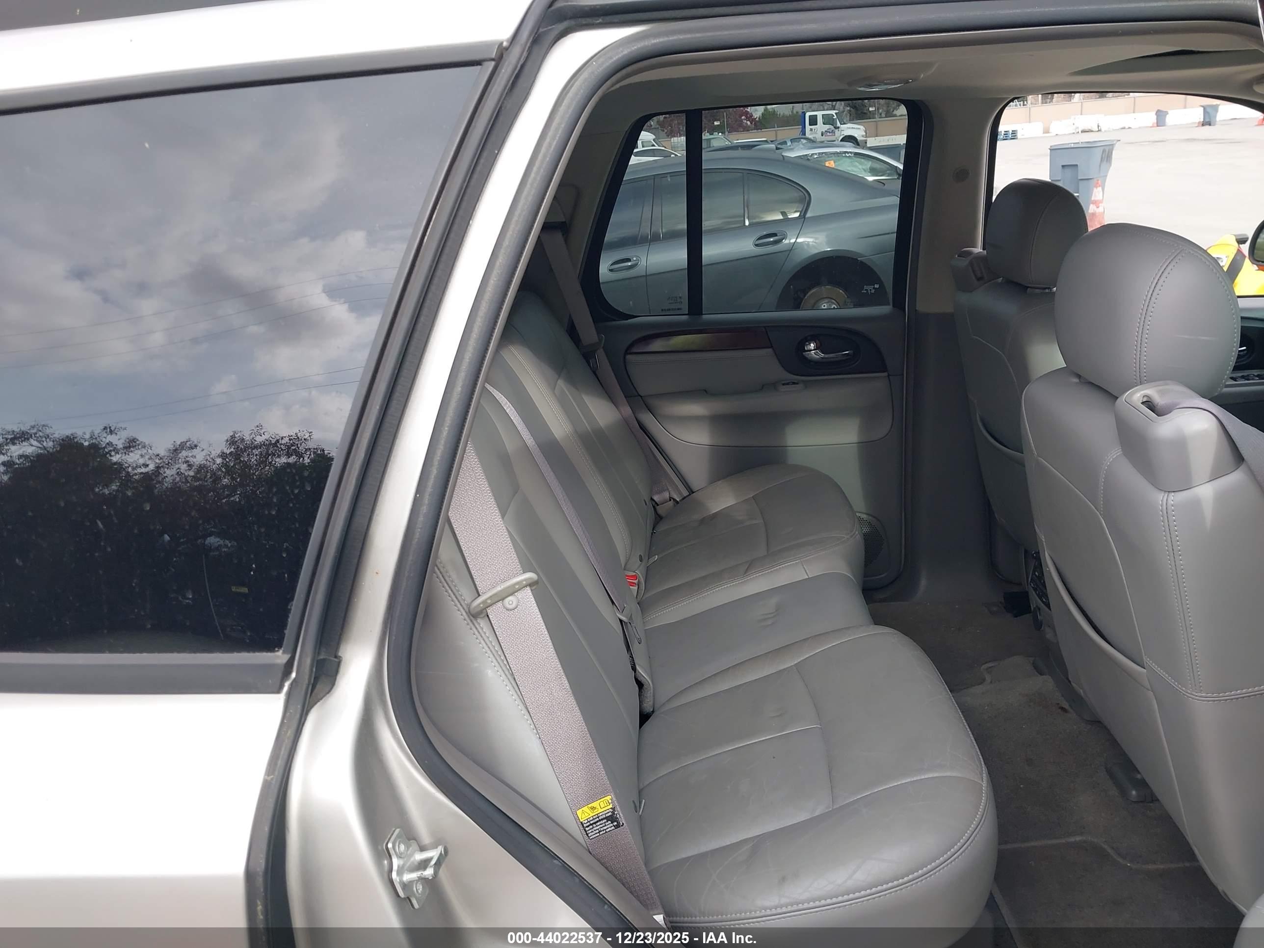 GMC ENVOY image 8