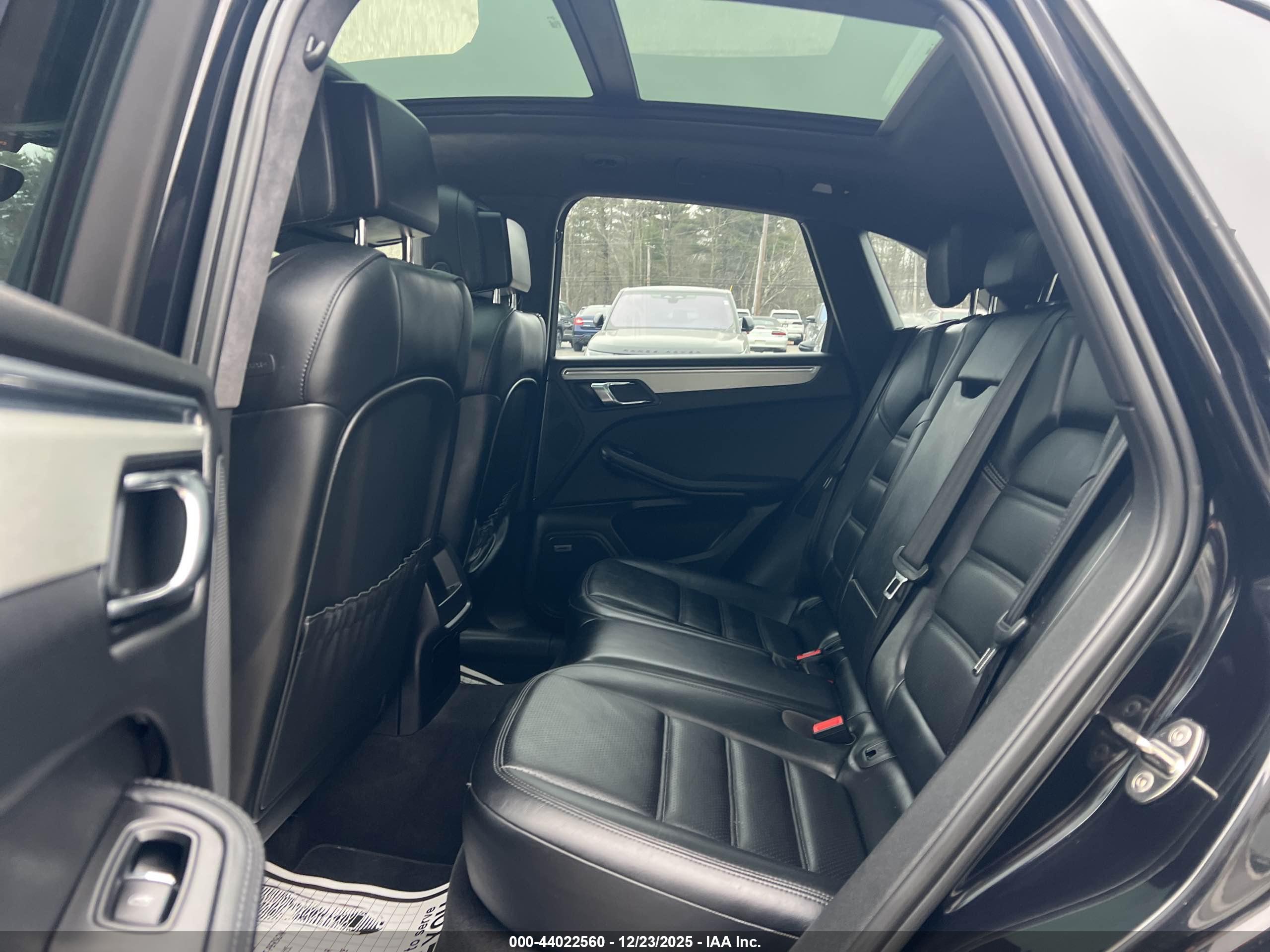 PORSCHE MACAN image 8