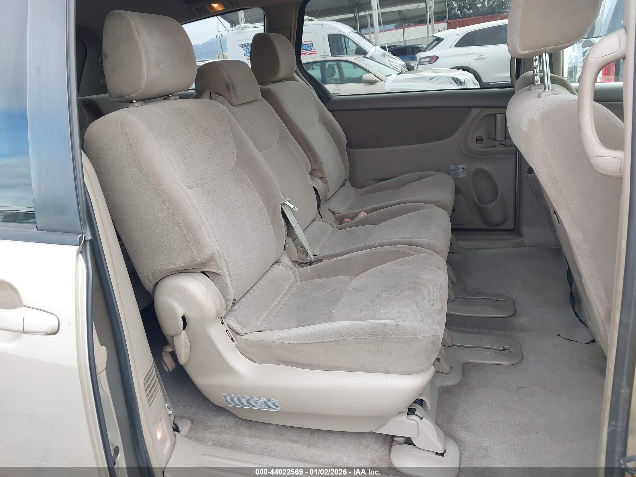 TOYOTA SIENNA image 8