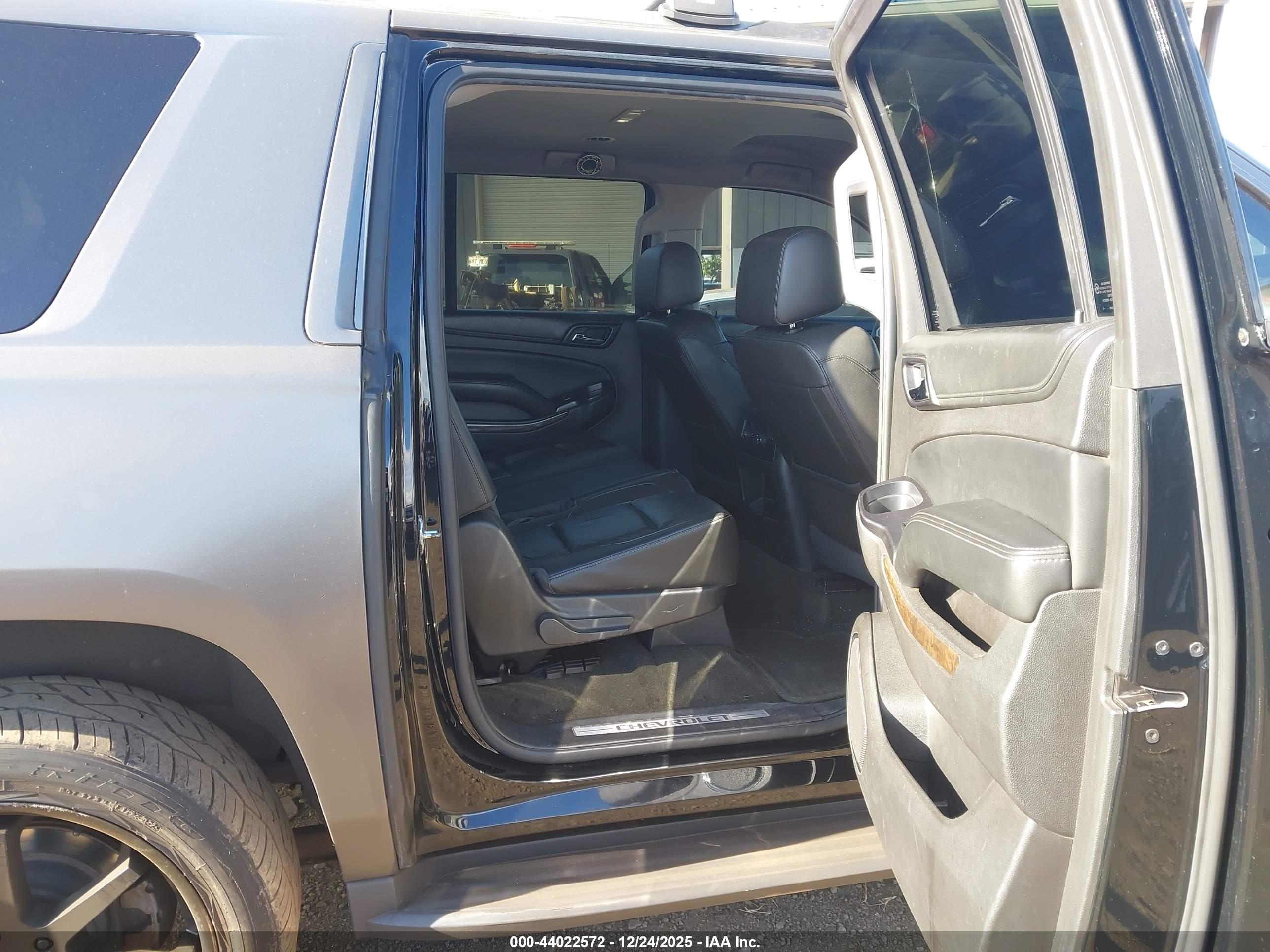 CHEVROLET SUBURBAN image 8