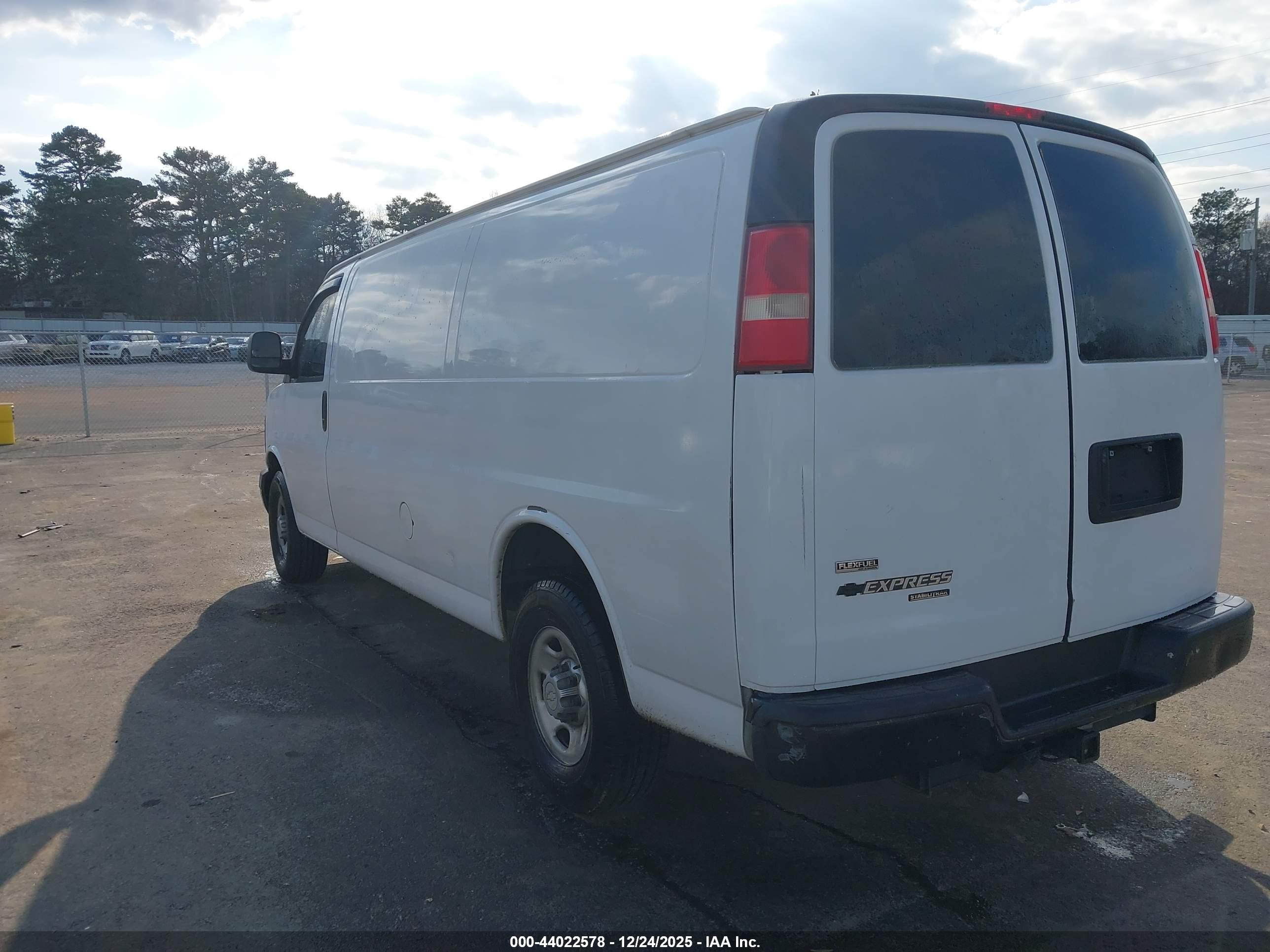 CHEVROLET EXPRESS image 3