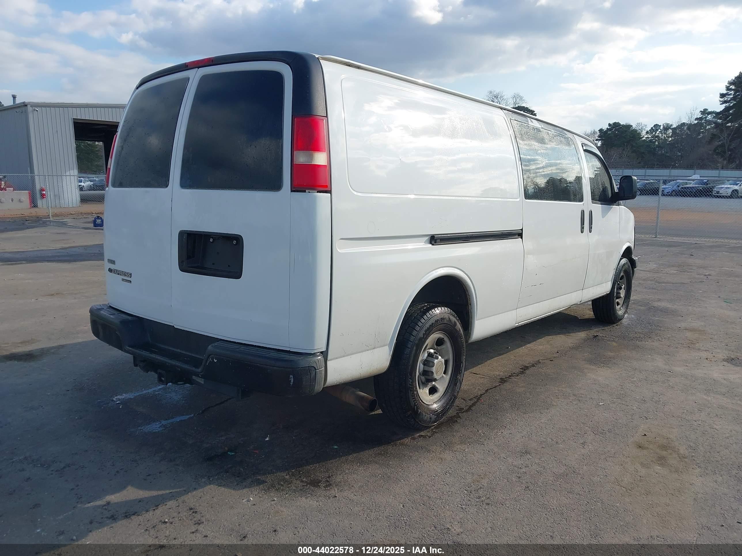 CHEVROLET EXPRESS image 4